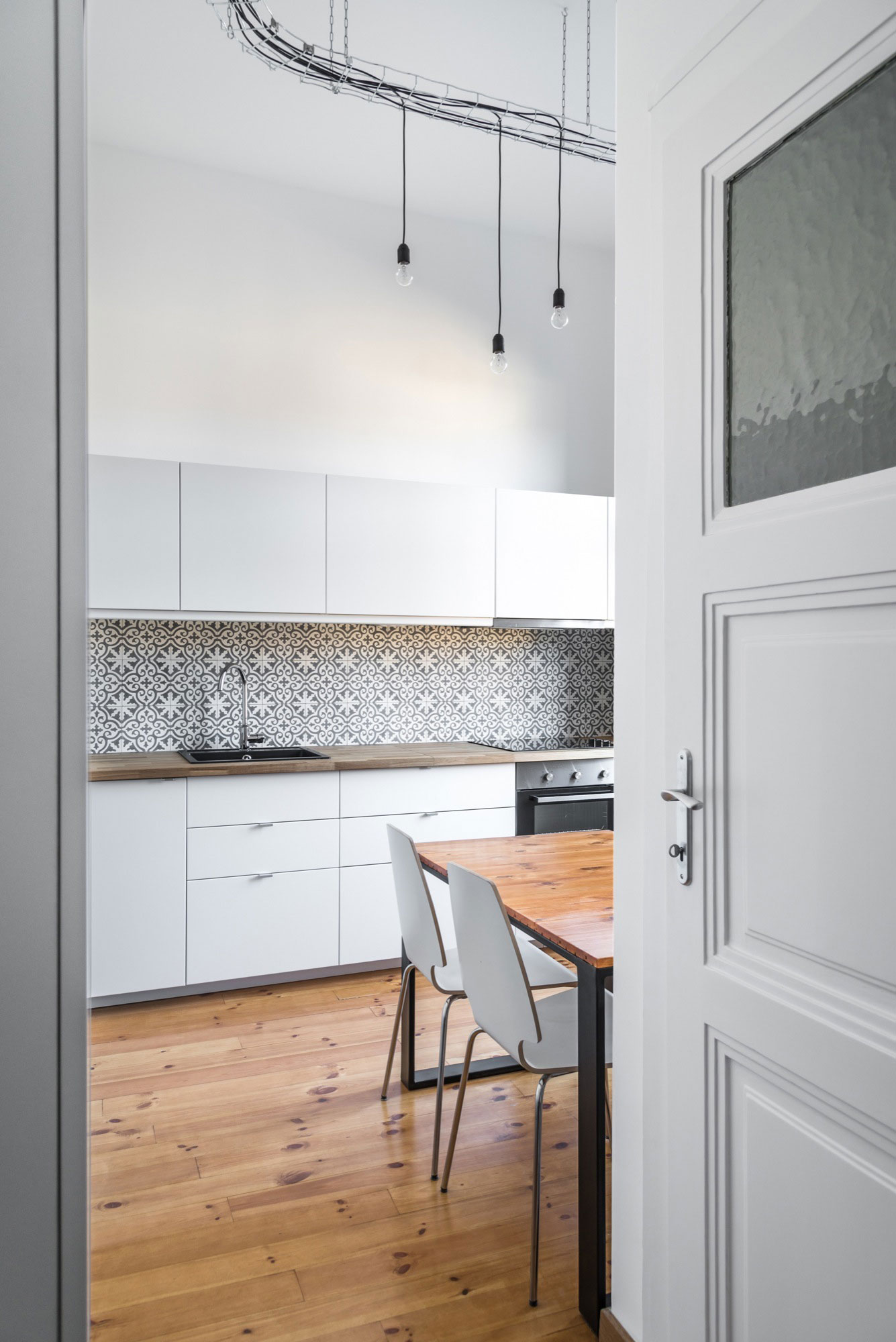 A Simple and Beautiful Home for a Stylish Couple in Budapest by Batlab Architects (6)