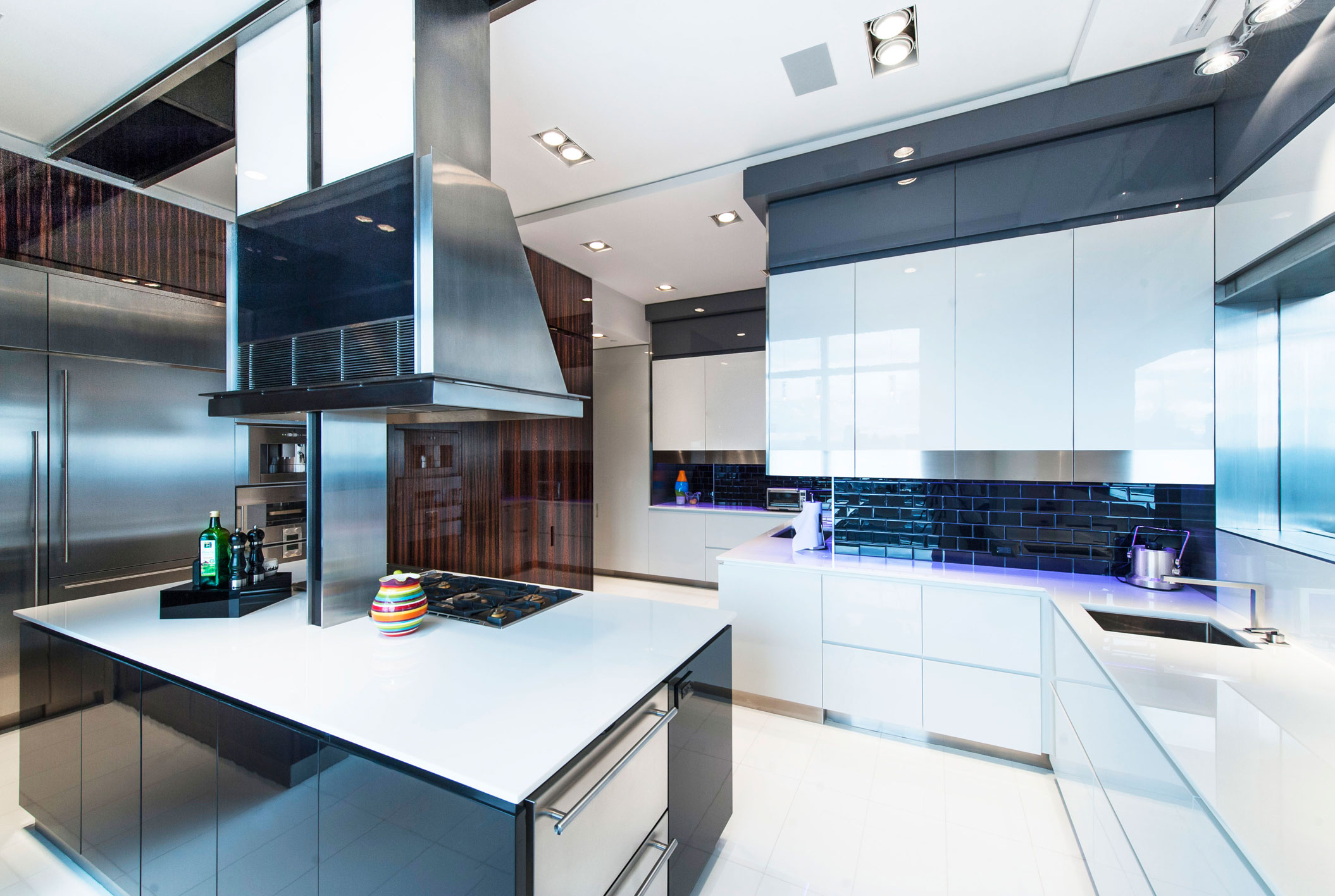 A Sleek Modern Apartment with a Stylish and Contemporary Layout in New York City by Mojo Stumer (10)