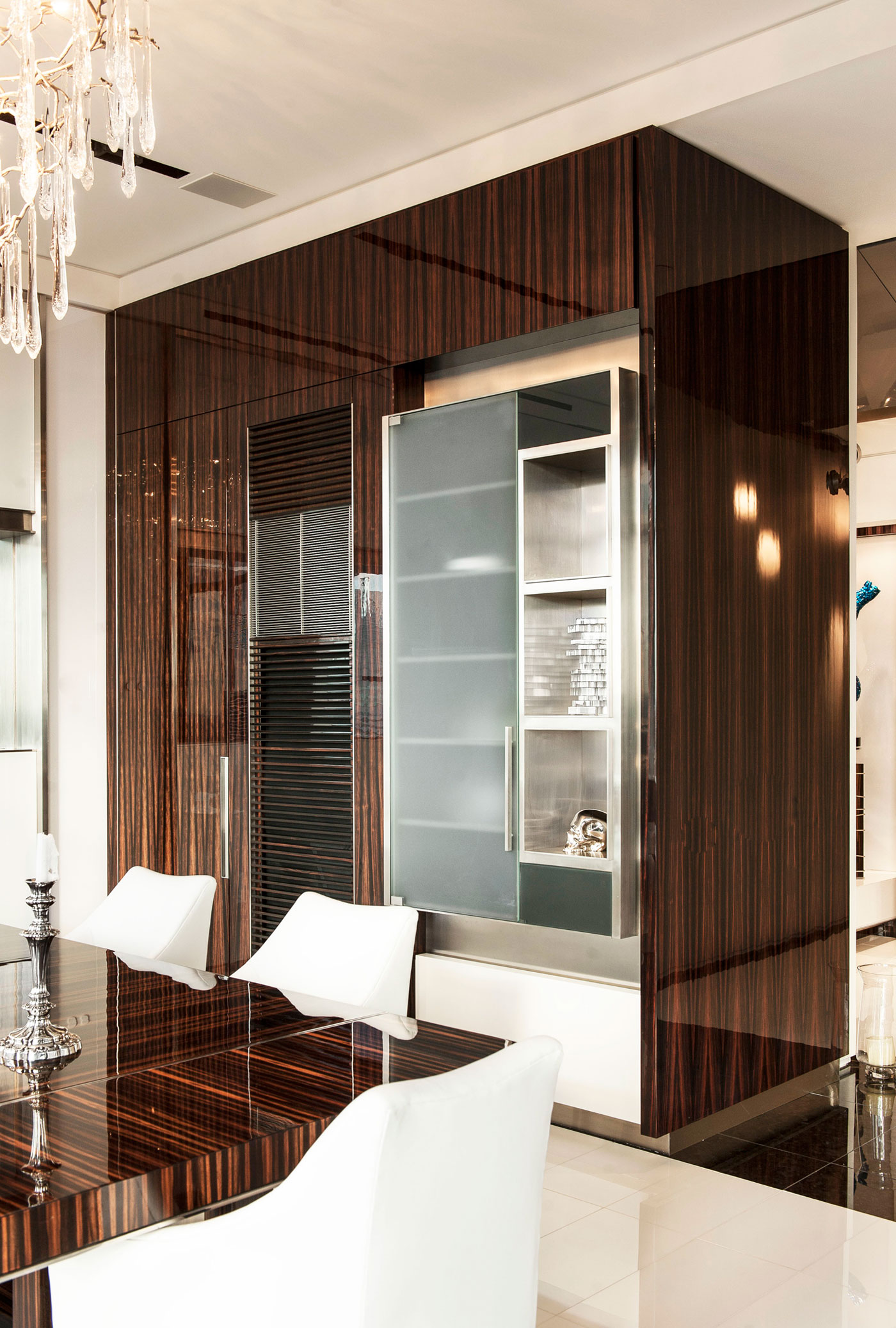 A Sleek Modern Apartment with a Stylish and Contemporary Layout in New York City by Mojo Stumer (21)