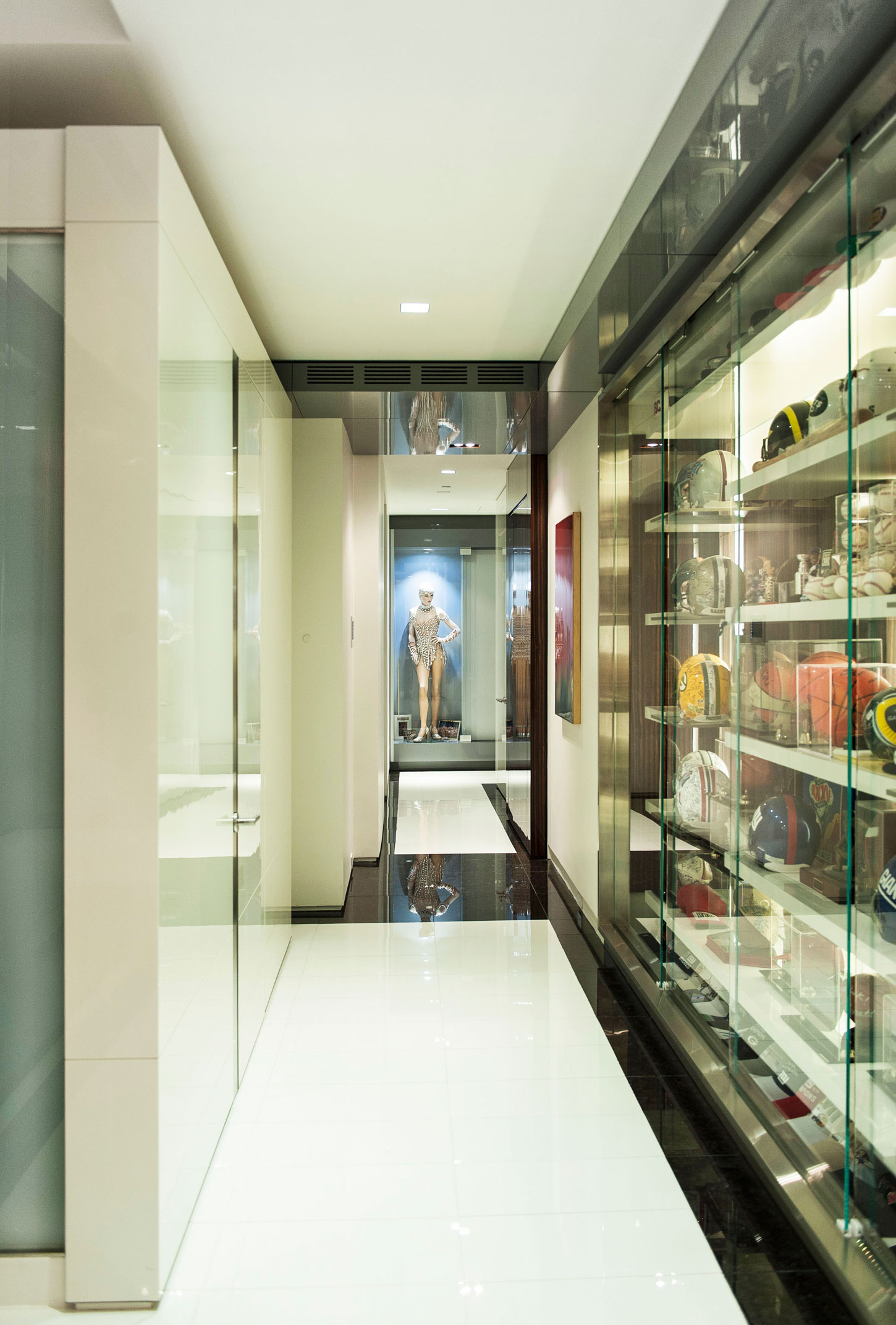 A Sleek Modern Apartment with a Stylish and Contemporary Layout in New York City by Mojo Stumer (24)