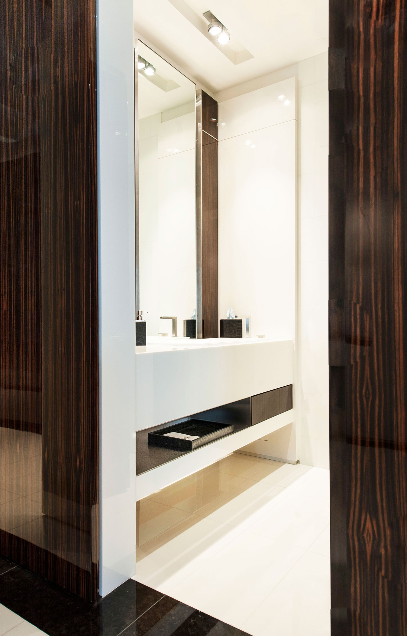 A Sleek Modern Apartment with a Stylish and Contemporary Layout in New York City by Mojo Stumer (29)