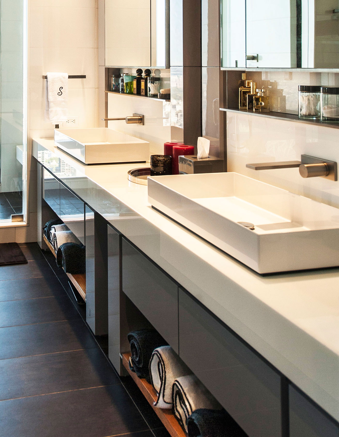 A Sleek Modern Apartment with a Stylish and Contemporary Layout in New York City by Mojo Stumer (33)