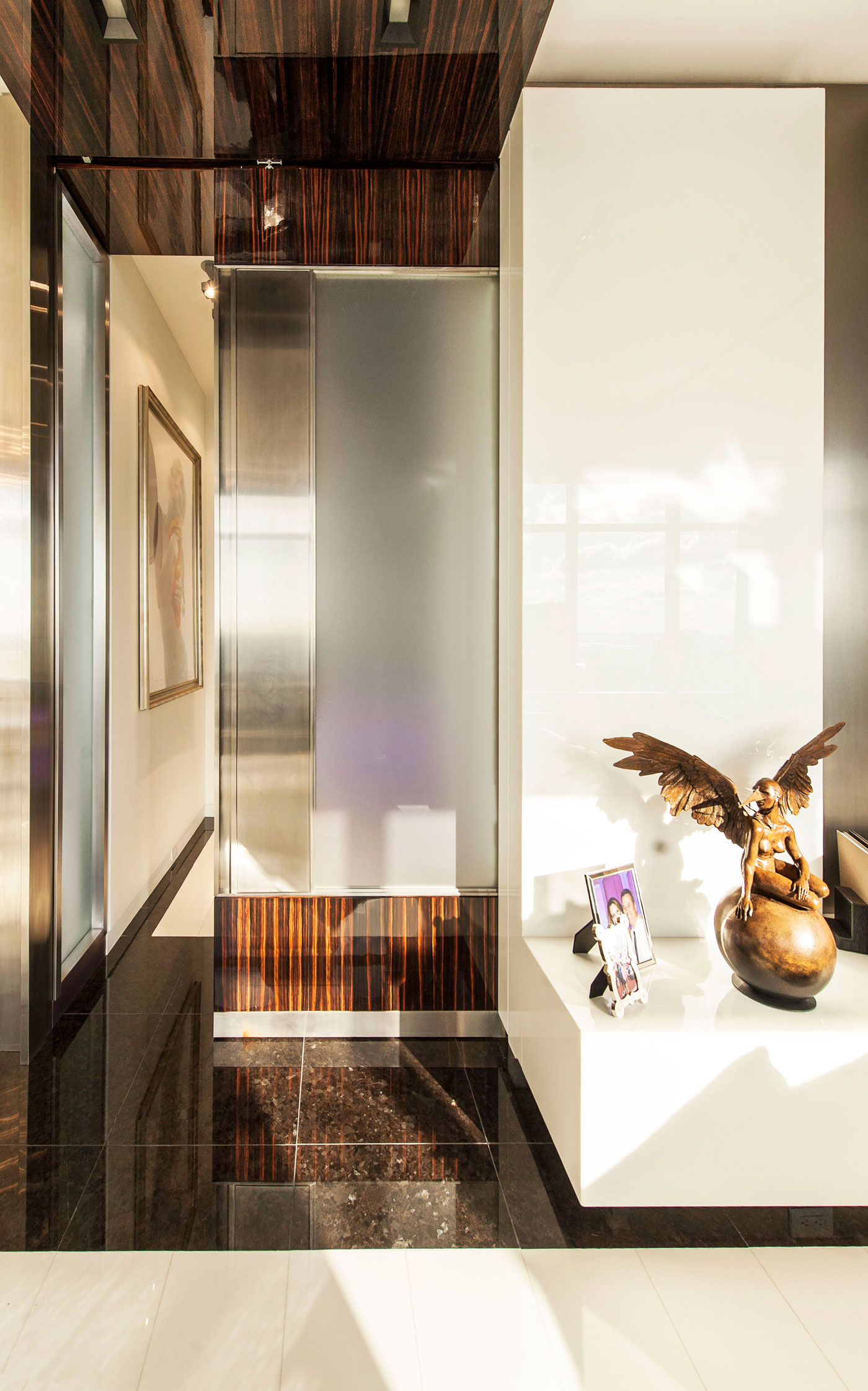 A Sleek Modern Apartment with a Stylish and Contemporary Layout in New York City by Mojo Stumer (4)