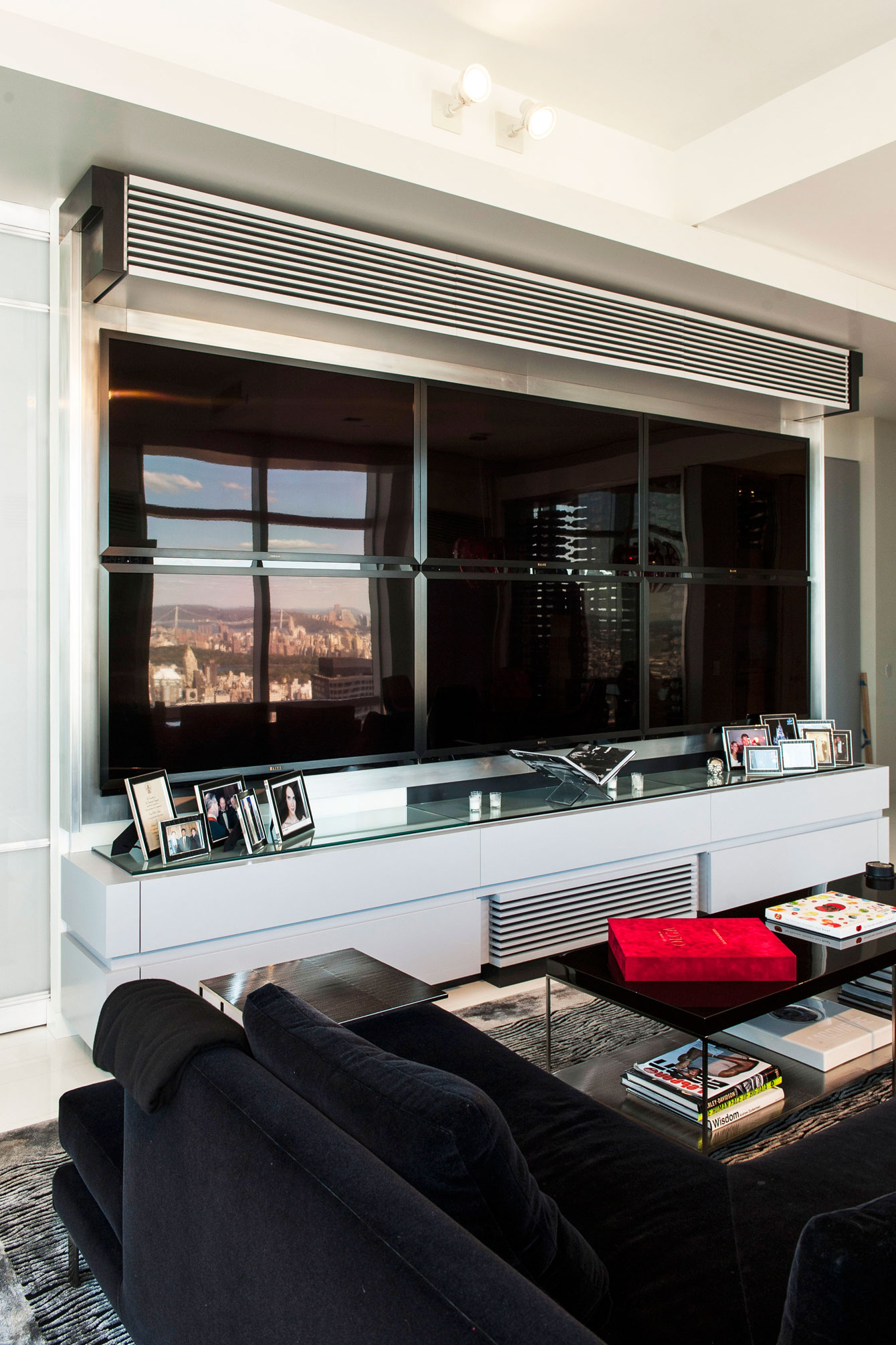 A Sleek Modern Apartment with a Stylish and Contemporary Layout in New York City by Mojo Stumer (6)