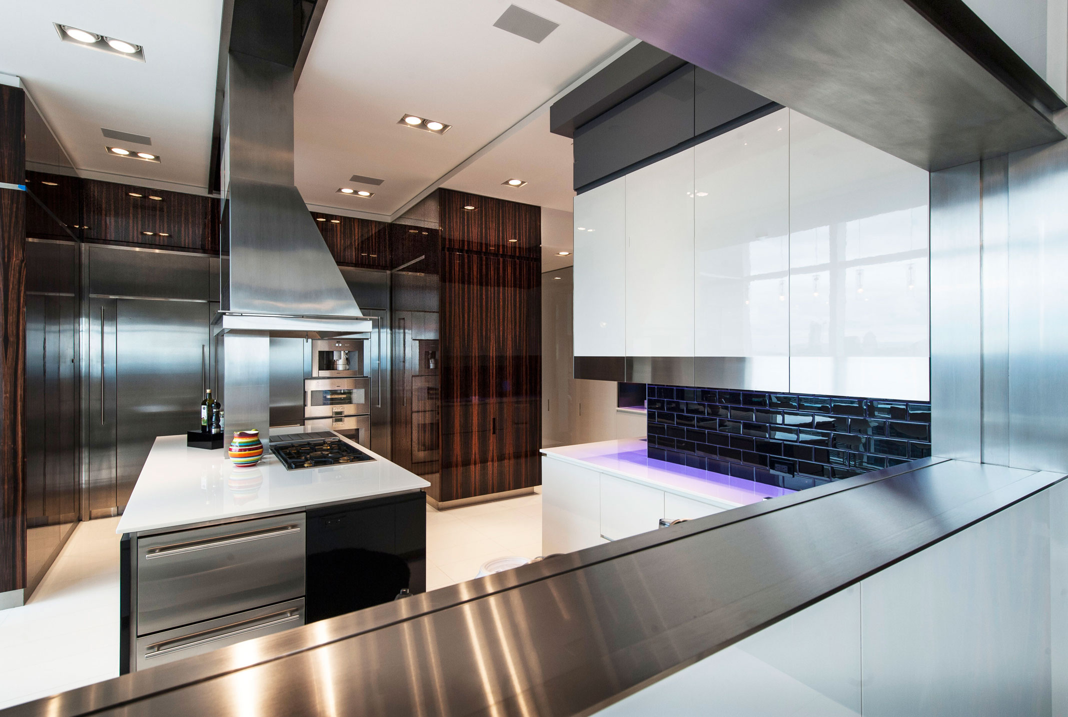 A Sleek Modern Apartment with a Stylish and Contemporary Layout in New York City by Mojo Stumer (8)