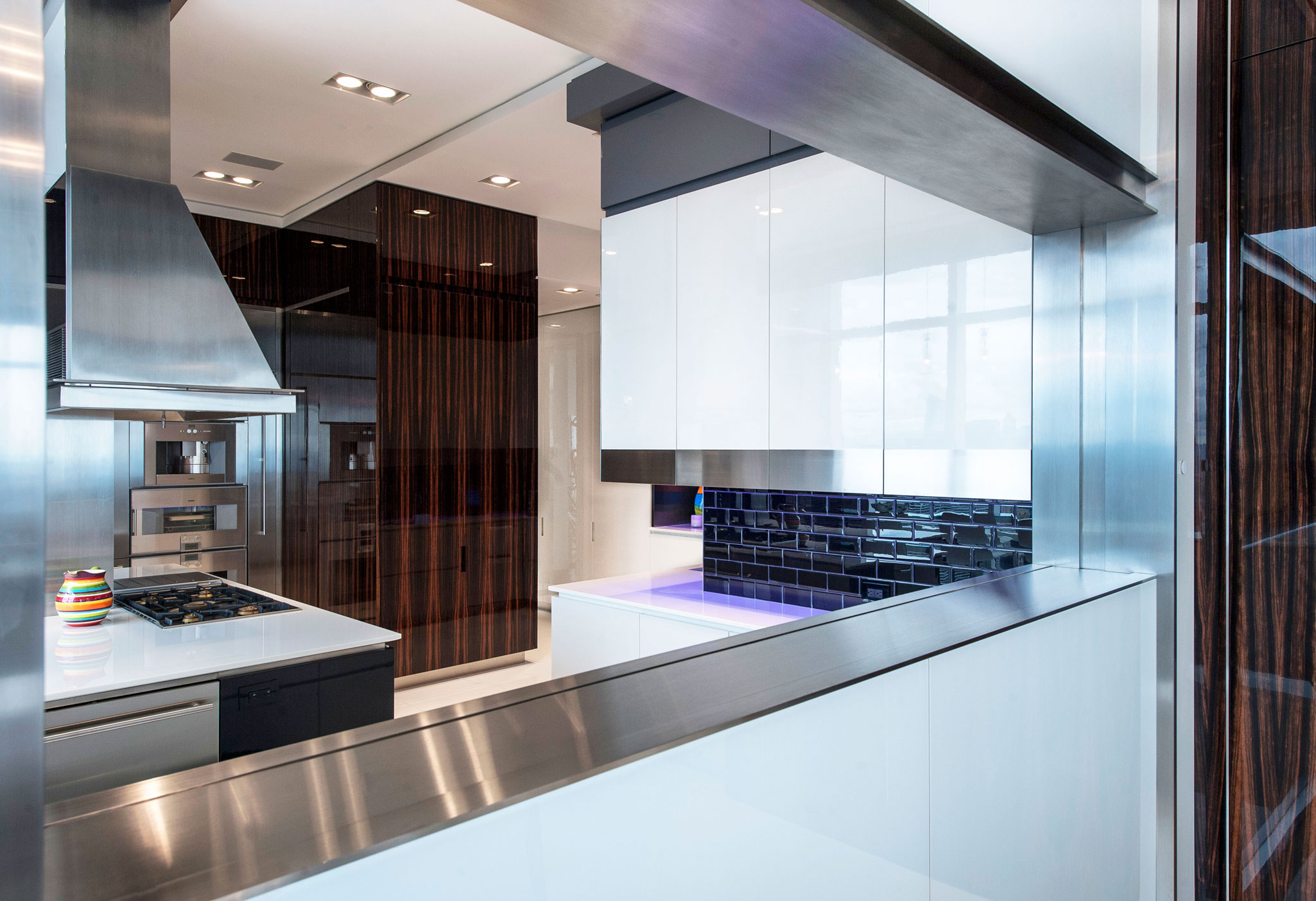 A Sleek Modern Apartment with a Stylish and Contemporary Layout in New York City by Mojo Stumer (9)