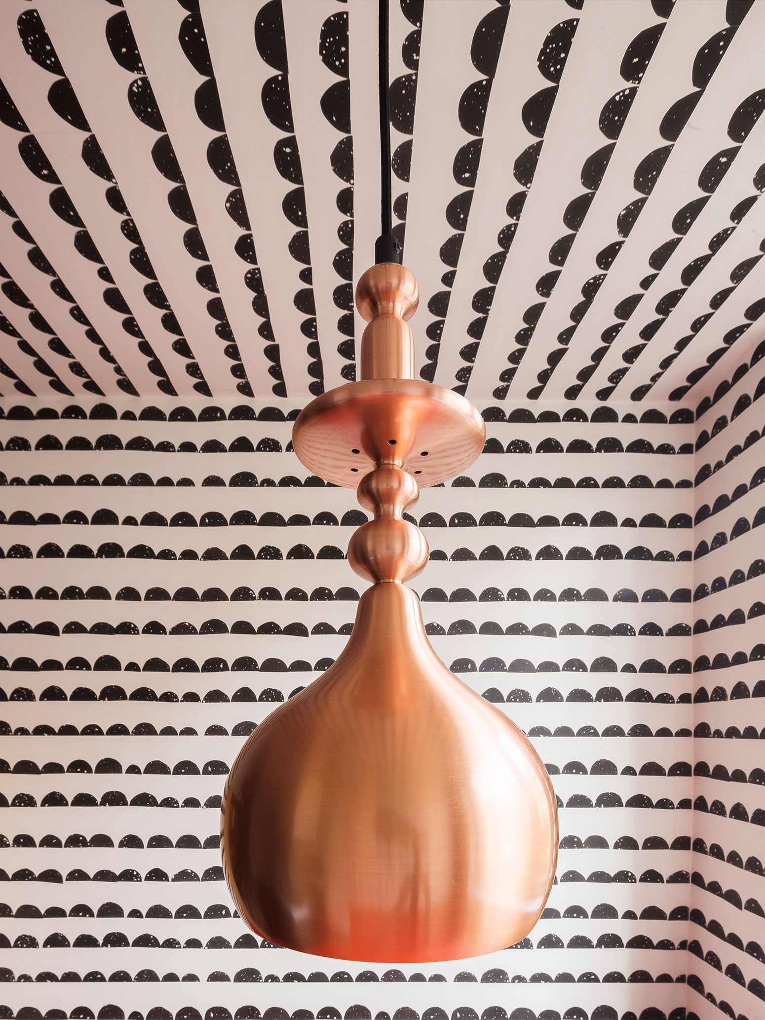 A Small Modern Flat with Personal Touch and Patterned Wallpapers in London by Studio Alexander Fehre (10)