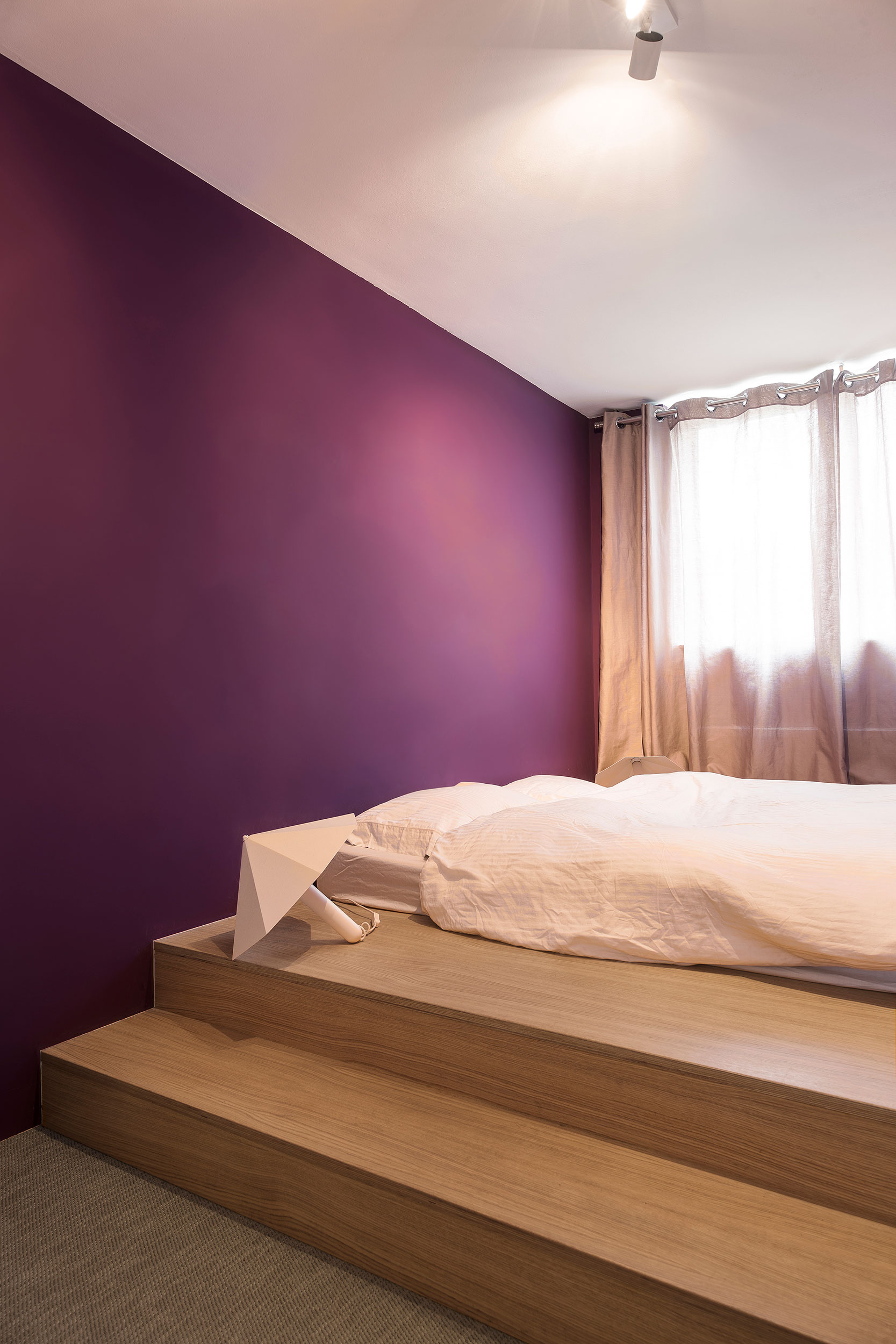 A Small Modern Flat with Personal Touch and Patterned Wallpapers in London by Studio Alexander Fehre (13)