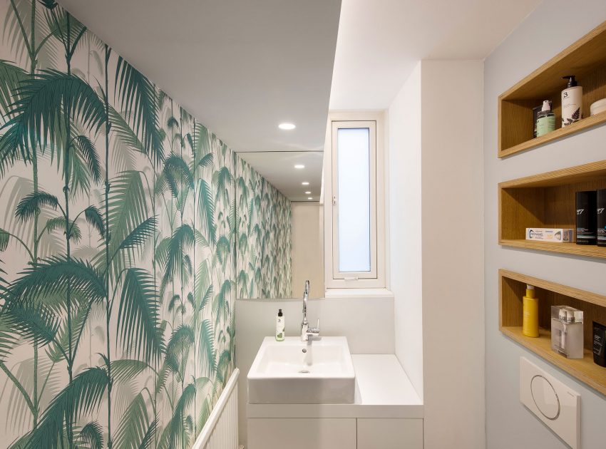 A Small Modern Flat with Personal Touch and Patterned Wallpapers in London by Studio Alexander Fehre (16)