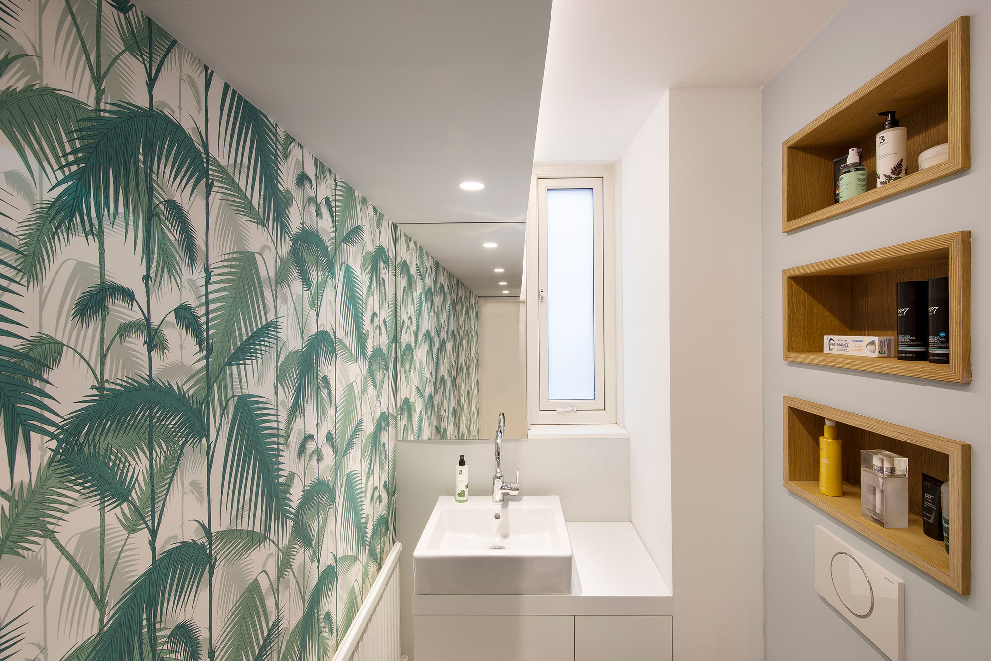 A Small Modern Flat with Personal Touch and Patterned Wallpapers in London by Studio Alexander Fehre (16)