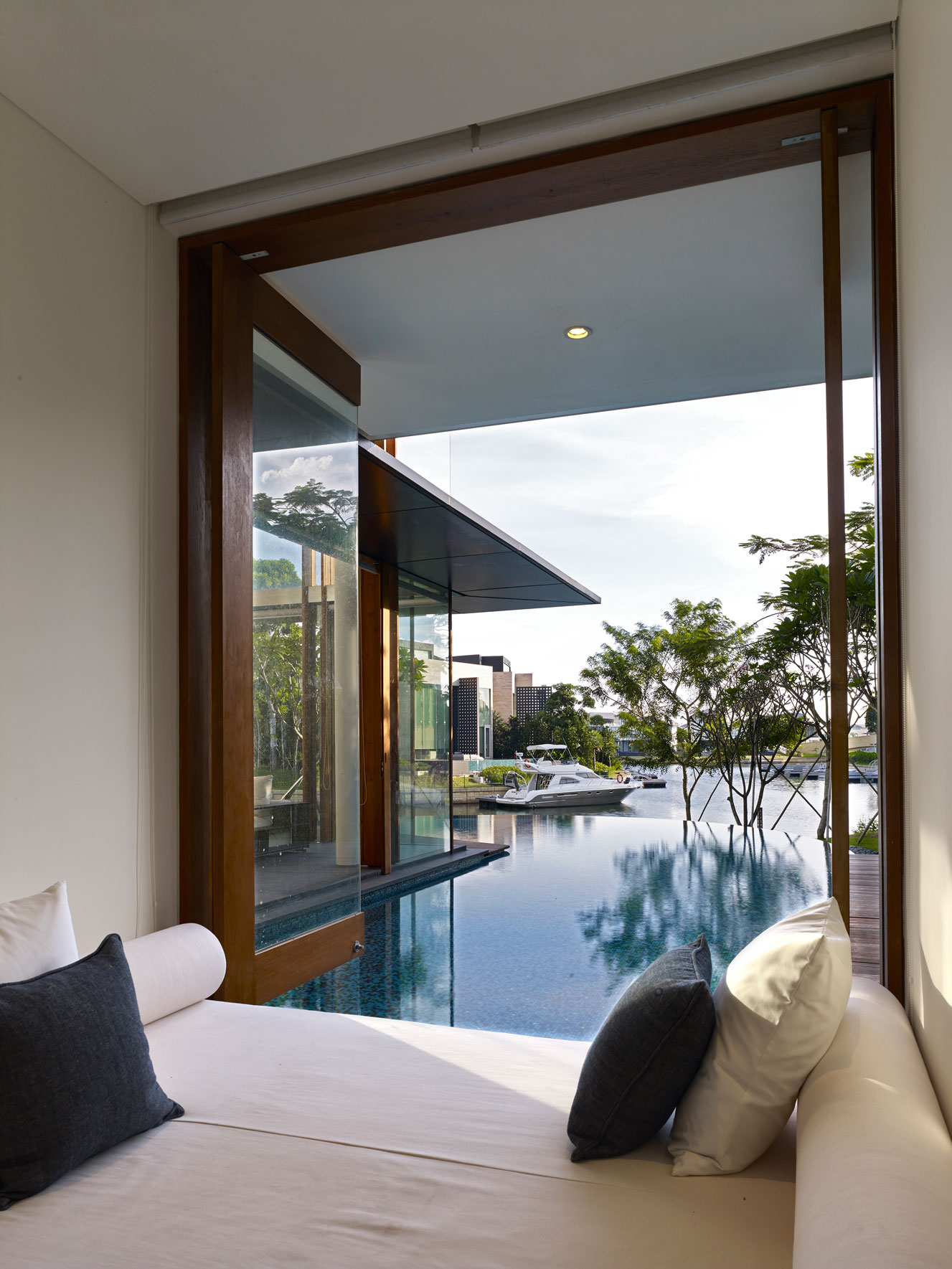 A Sophisticated Contemporary Home with Spectacular Views in Singapore by Robert Greg Shand Architects (21)