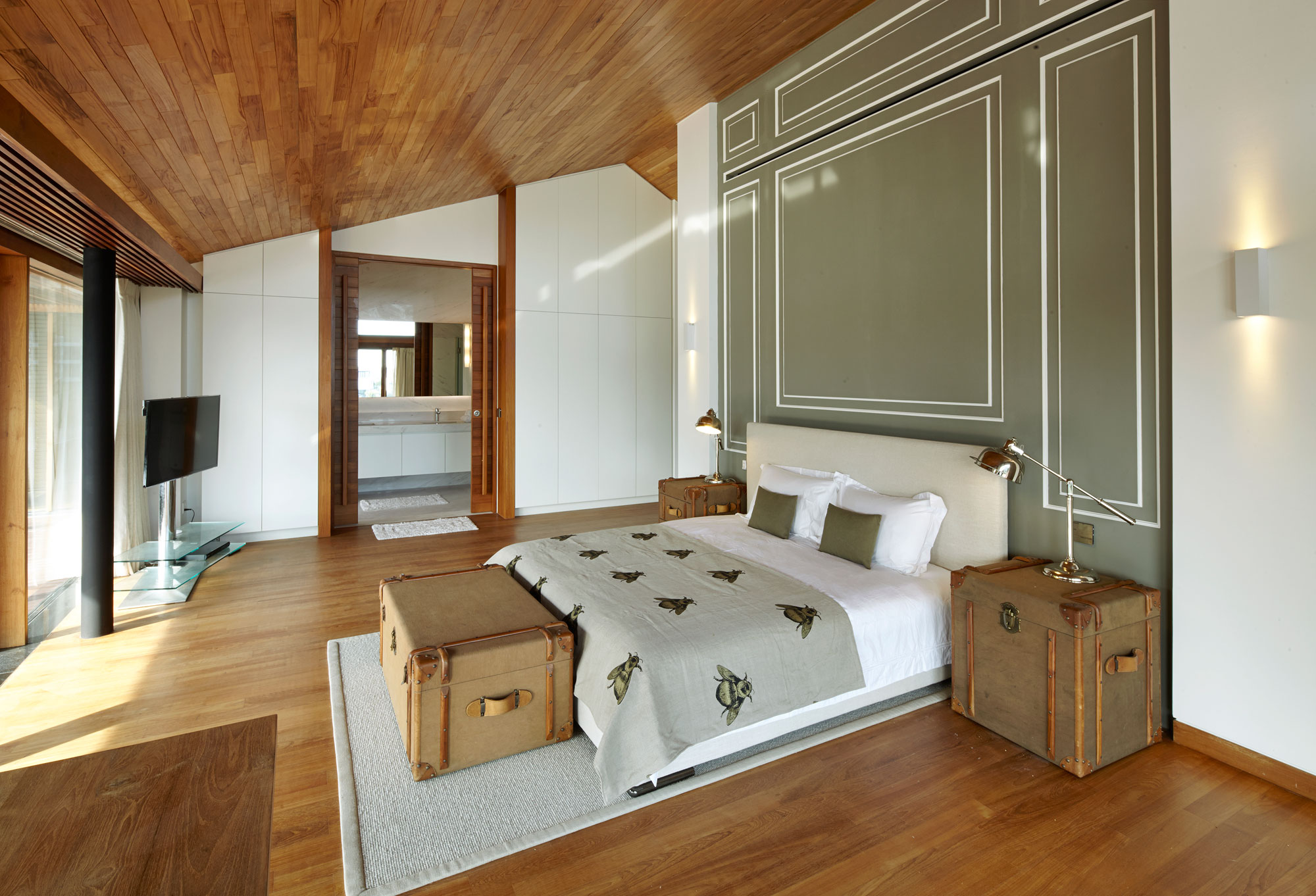 A Sophisticated Contemporary Home with Spectacular Views in Singapore by Robert Greg Shand Architects (22)