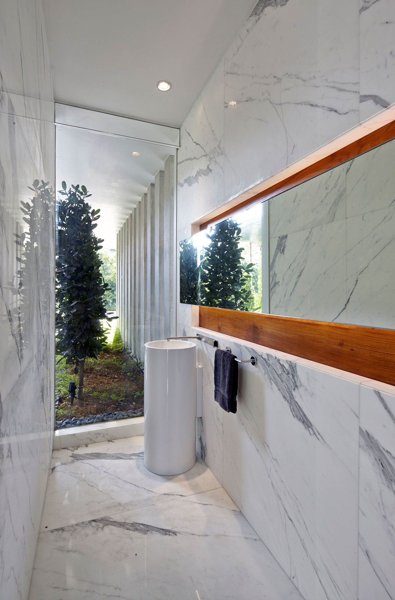 A Sophisticated Contemporary Home with Spectacular Views in Singapore by Robert Greg Shand Architects (28)