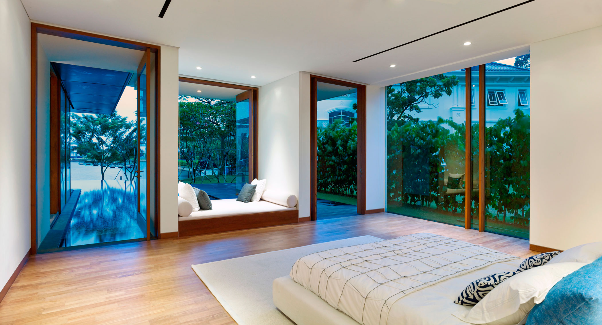 A Sophisticated Contemporary Home with Spectacular Views in Singapore by Robert Greg Shand Architects (30)