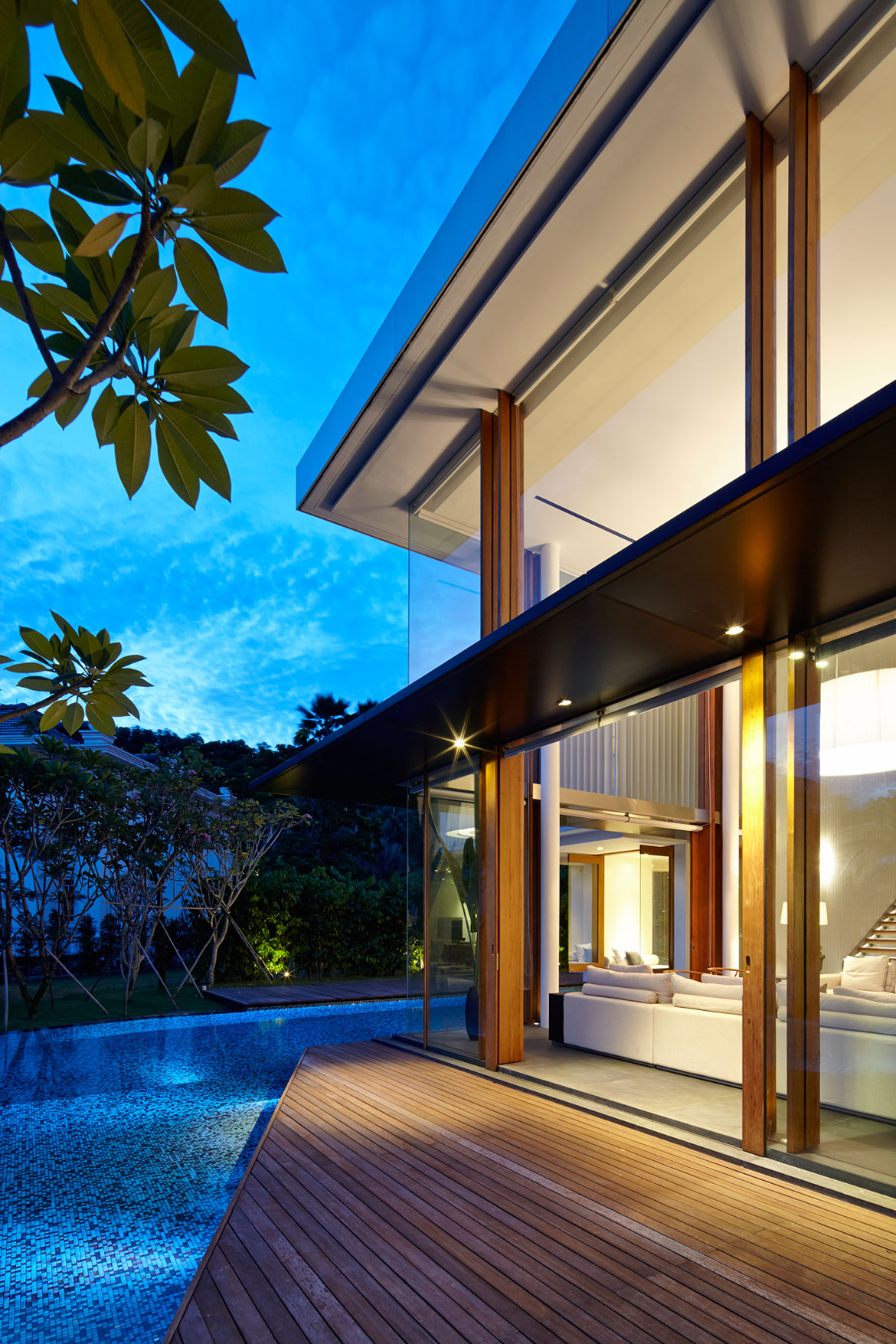 A Sophisticated Contemporary Home with Spectacular Views in Singapore by Robert Greg Shand Architects (36)
