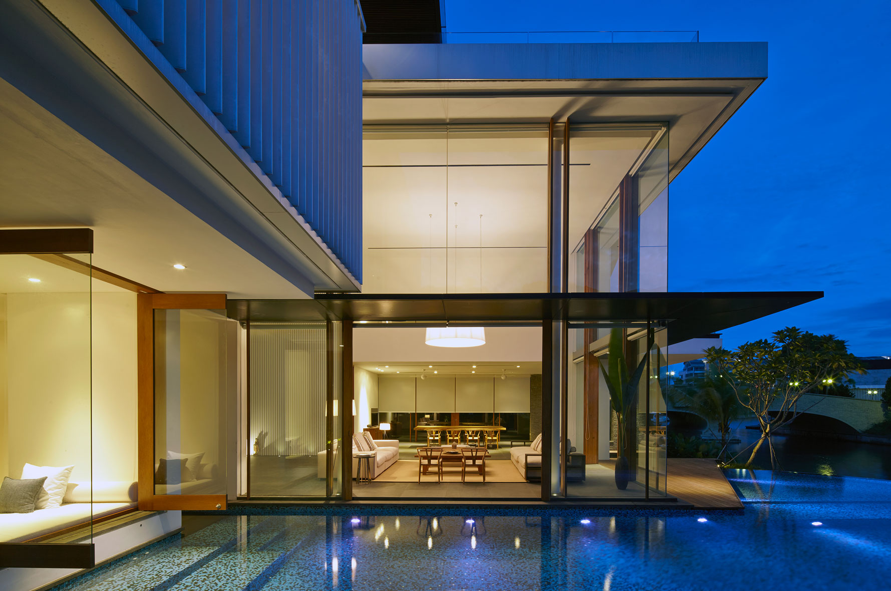 A Sophisticated Contemporary Home with Spectacular Views in Singapore by Robert Greg Shand Architects (37)