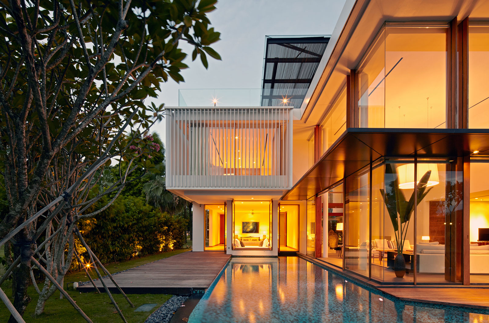 A Sophisticated Contemporary Home with Spectacular Views in Singapore by Robert Greg Shand Architects (38)