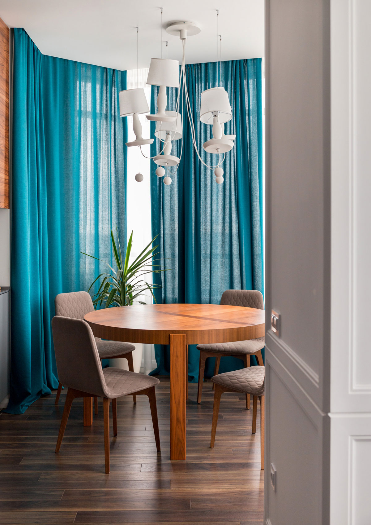 A Spacious Modern Apartment with Blue and White Accents in Kharkov by SVOYA Studio (12)