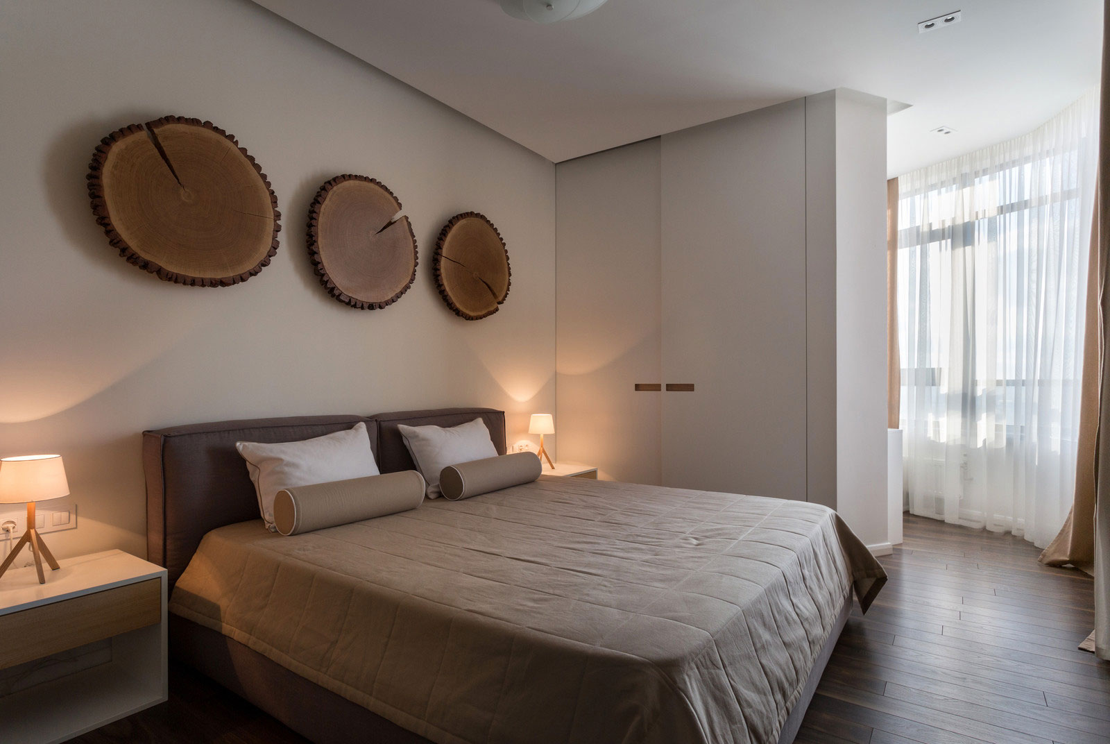 A Spacious Modern Apartment with Blue and White Accents in Kharkov by SVOYA Studio (13)