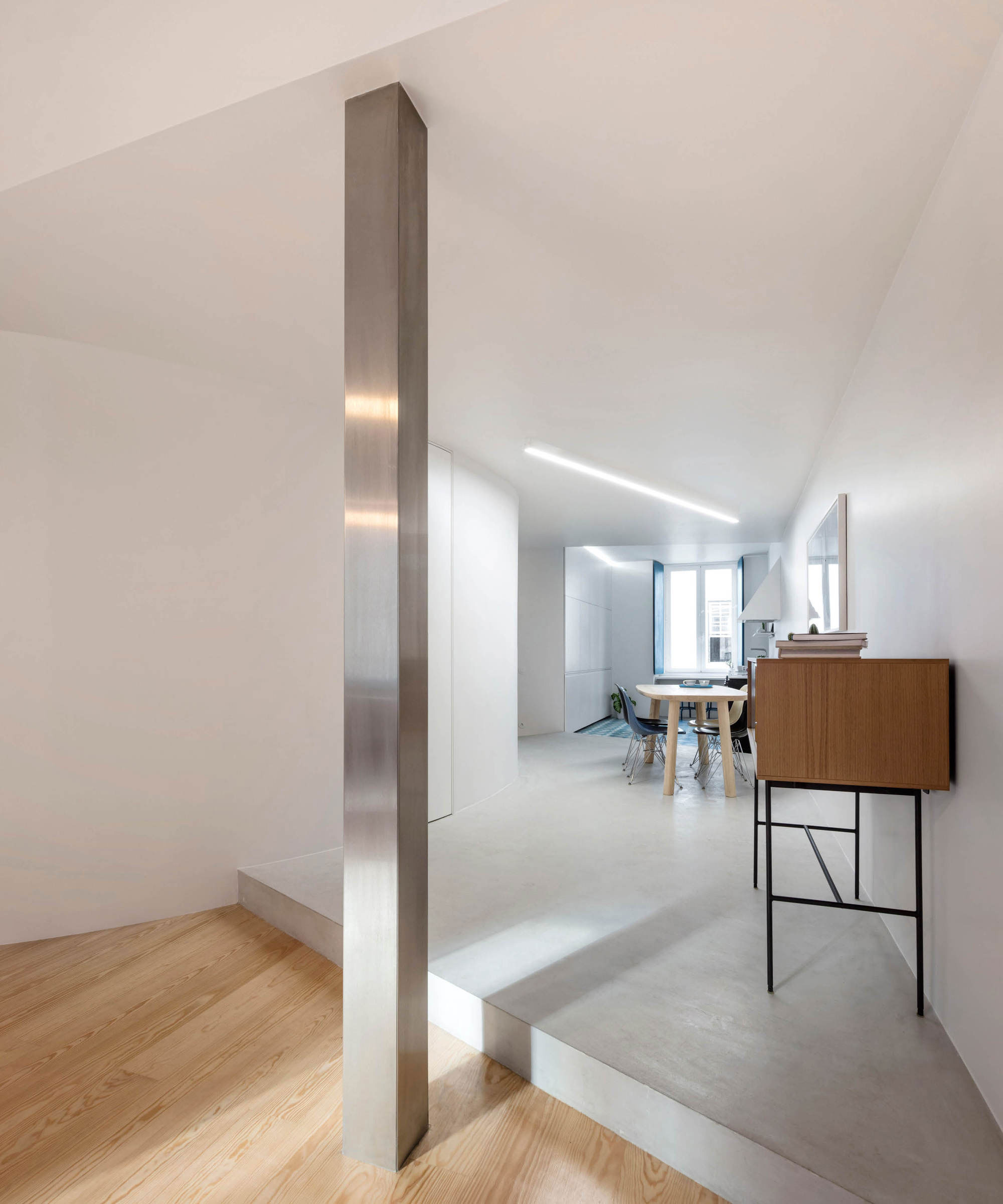 A Spacious Contemporary Apartment Framed by a Semi-Circular Wall in Lisbon by Fala Atelier (10)