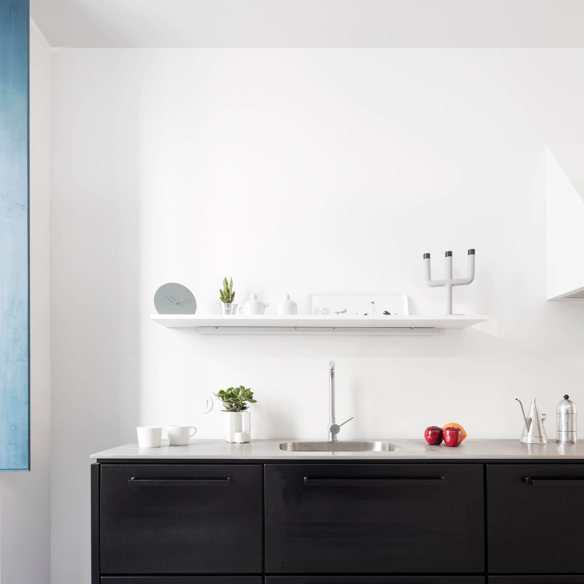 A Spacious Contemporary Apartment Framed by a Semi-Circular Wall in Lisbon by Fala Atelier (15)