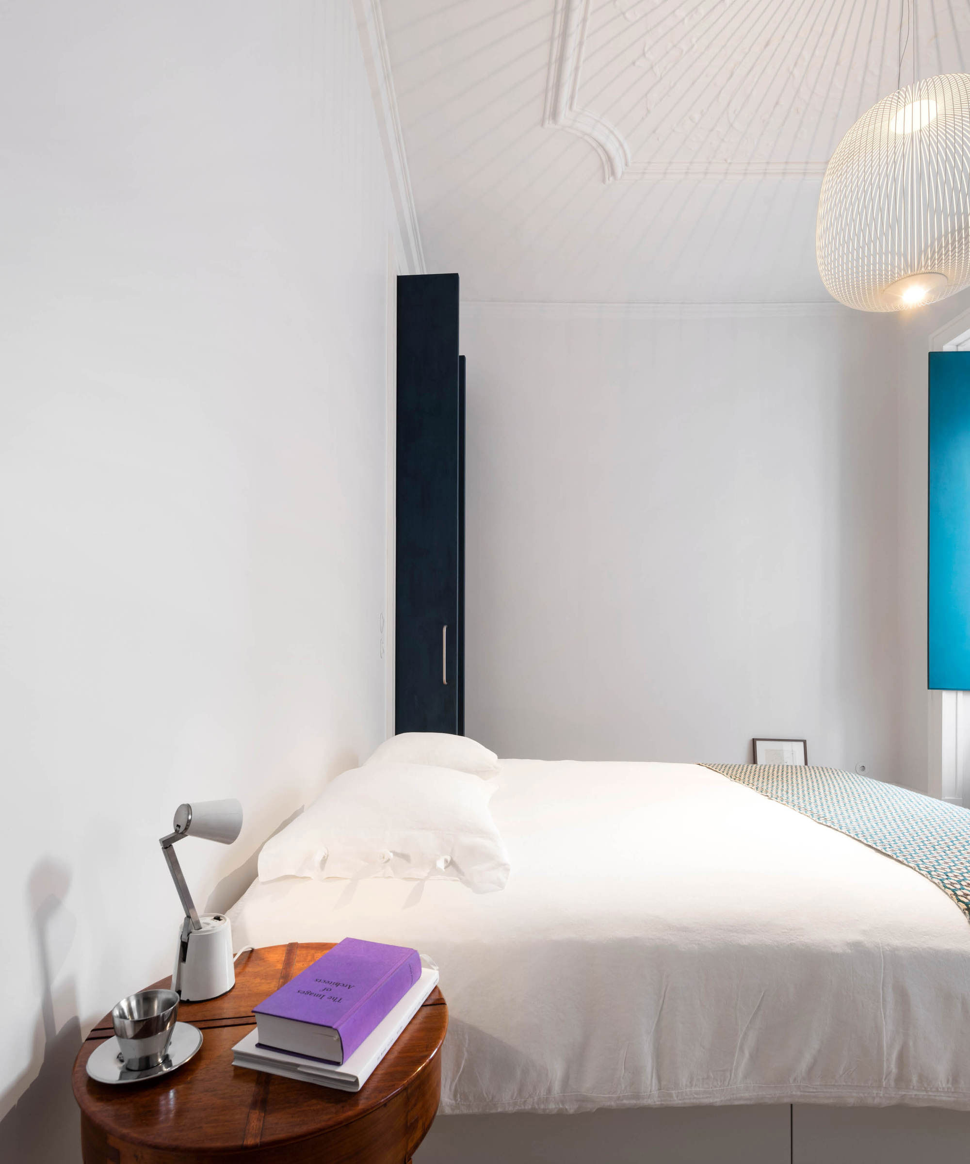 A Spacious Contemporary Apartment Framed by a Semi-Circular Wall in Lisbon by Fala Atelier (22)