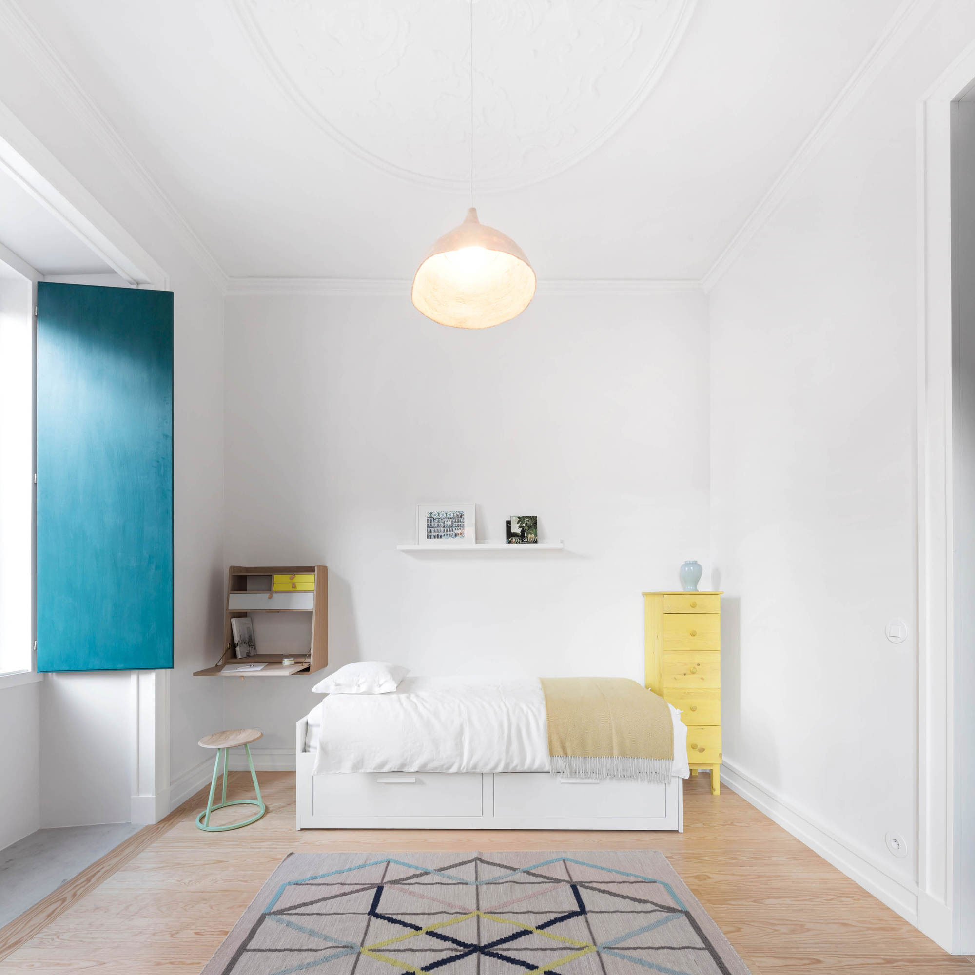 A Spacious Contemporary Apartment Framed by a Semi-Circular Wall in Lisbon by Fala Atelier (25)