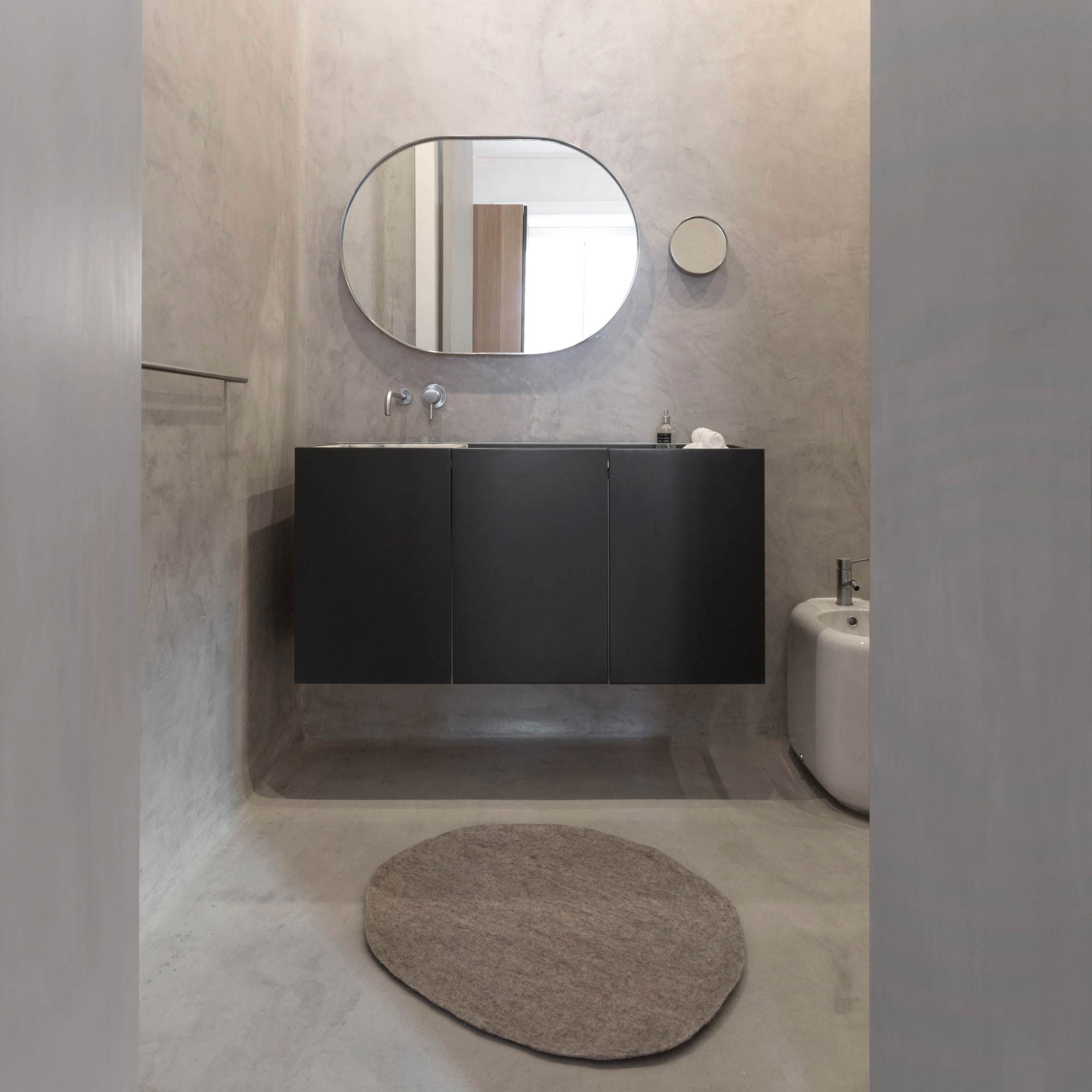 A Spacious Contemporary Apartment Framed by a Semi-Circular Wall in Lisbon by Fala Atelier (27)