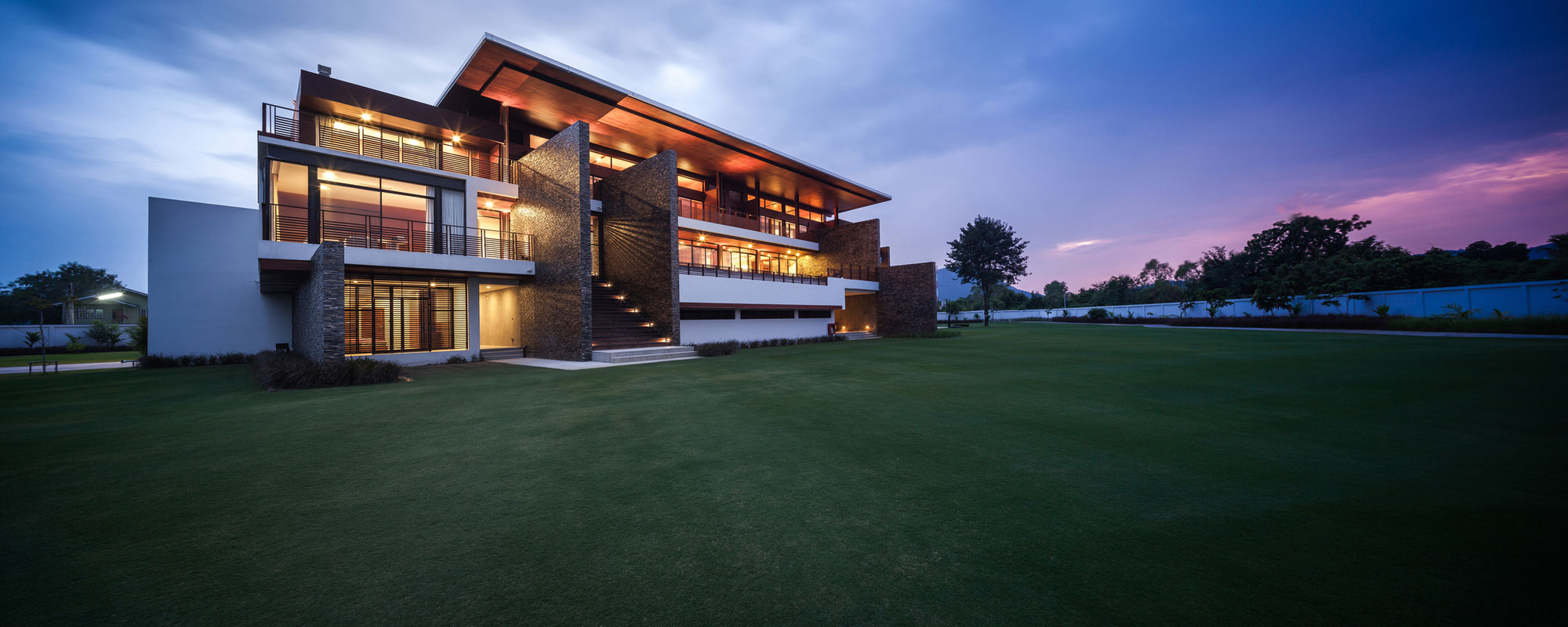 A Spacious Contemporary Home with Warm Atmosphere in Chon Buri, Thailand by Junsekino Architect and Design (13)