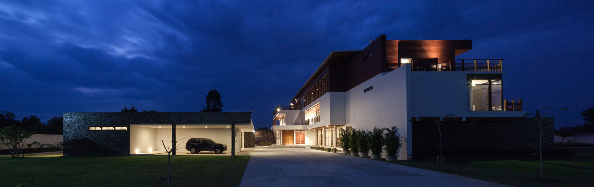 A Spacious Contemporary Home with Warm Atmosphere in Chon Buri, Thailand by Junsekino Architect and Design (14)