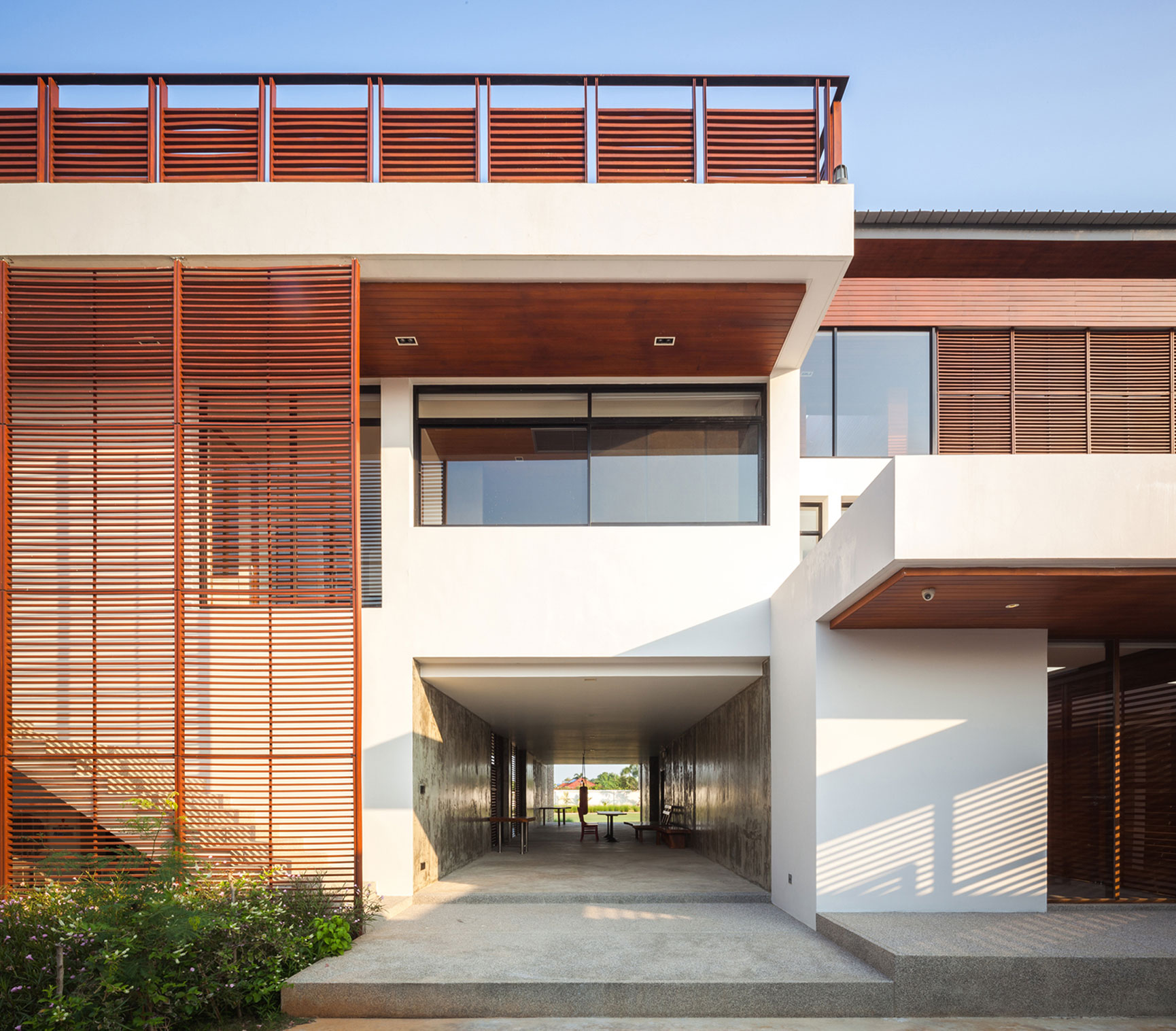 A Spacious Contemporary Home with Warm Atmosphere in Chon Buri, Thailand by Junsekino Architect and Design (2)
