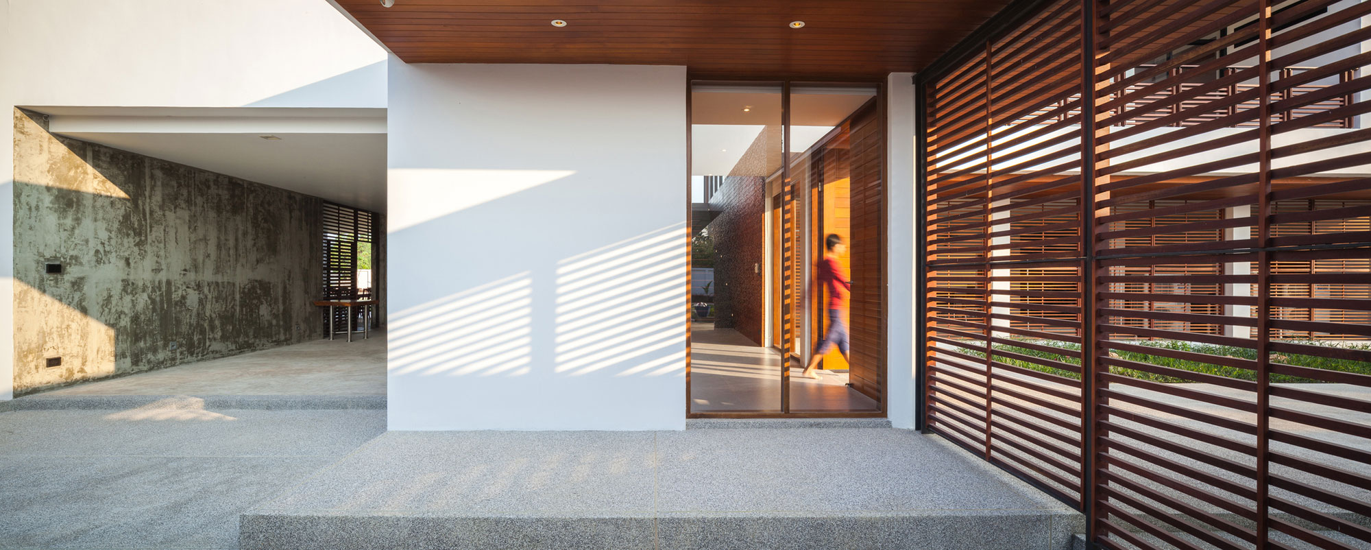 A Spacious Contemporary Home with Warm Atmosphere in Chon Buri, Thailand by Junsekino Architect and Design (3)