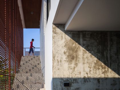 A Spacious Contemporary Home with Warm Atmosphere in Chon Buri, Thailand by Junsekino Architect and Design (5)