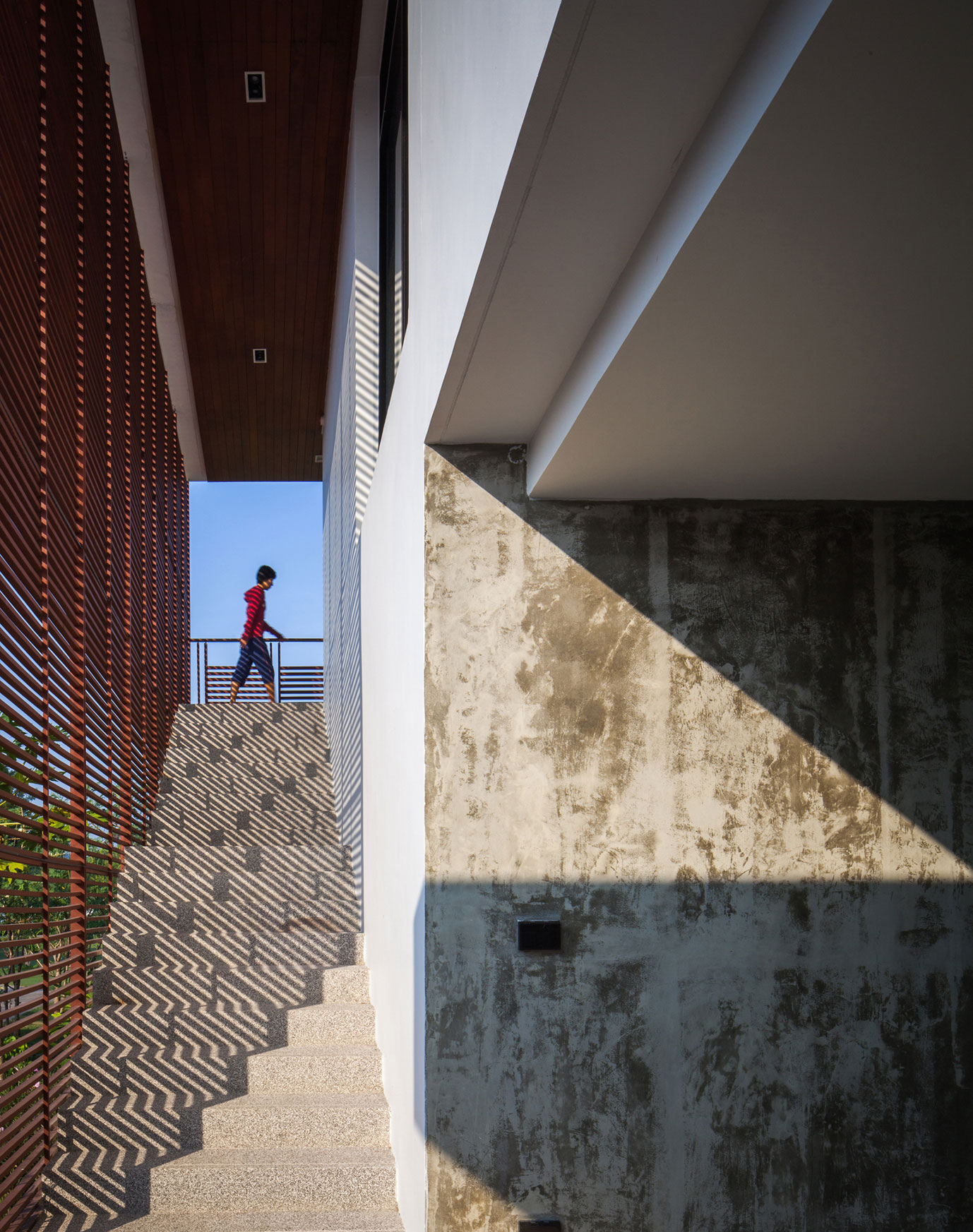 A Spacious Contemporary Home with Warm Atmosphere in Chon Buri, Thailand by Junsekino Architect and Design (5)