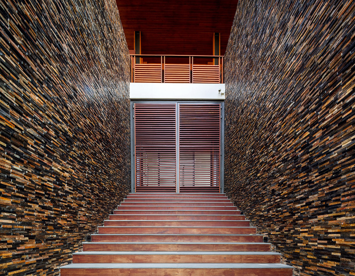 A Spacious Contemporary Home with Warm Atmosphere in Chon Buri, Thailand by Junsekino Architect and Design (6)