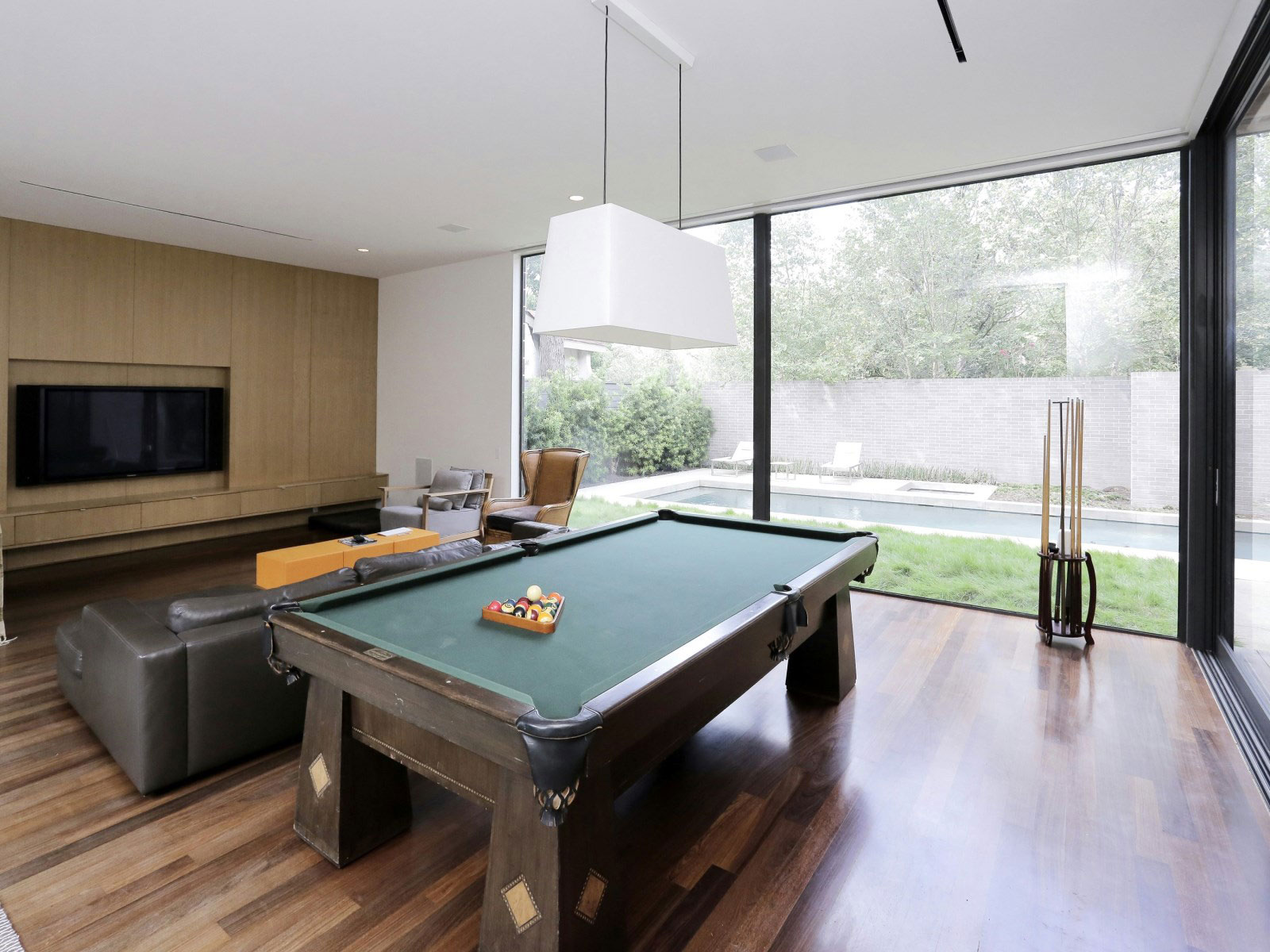 A Spacious Contemporary Home with an Eye-Catching Interior in Southampton by Stern and Bucek Architects (29)