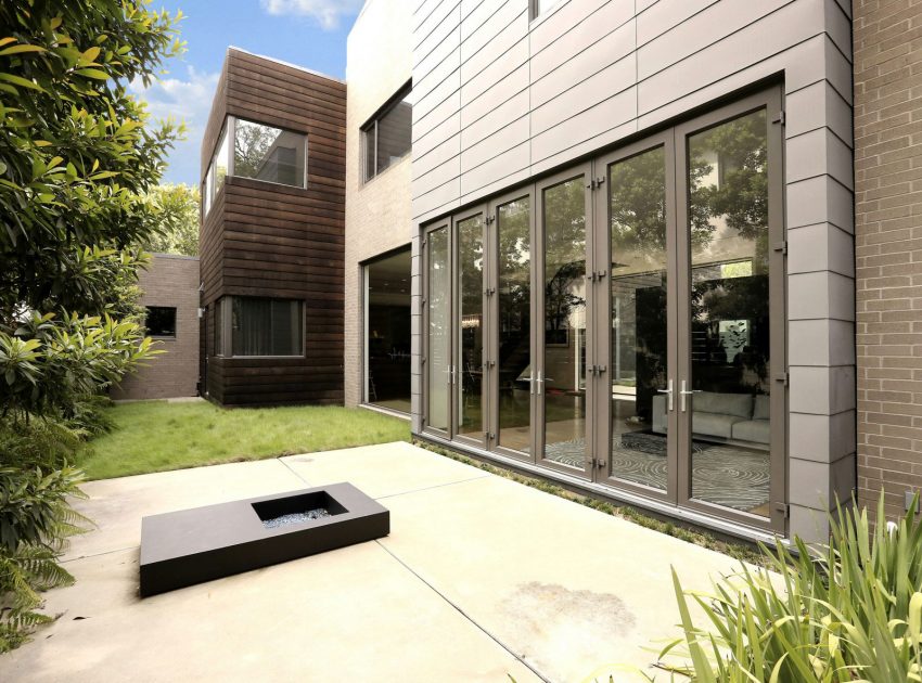 A Spacious Contemporary Home with an Eye-Catching Interior in Southampton by Stern and Bucek Architects (5)