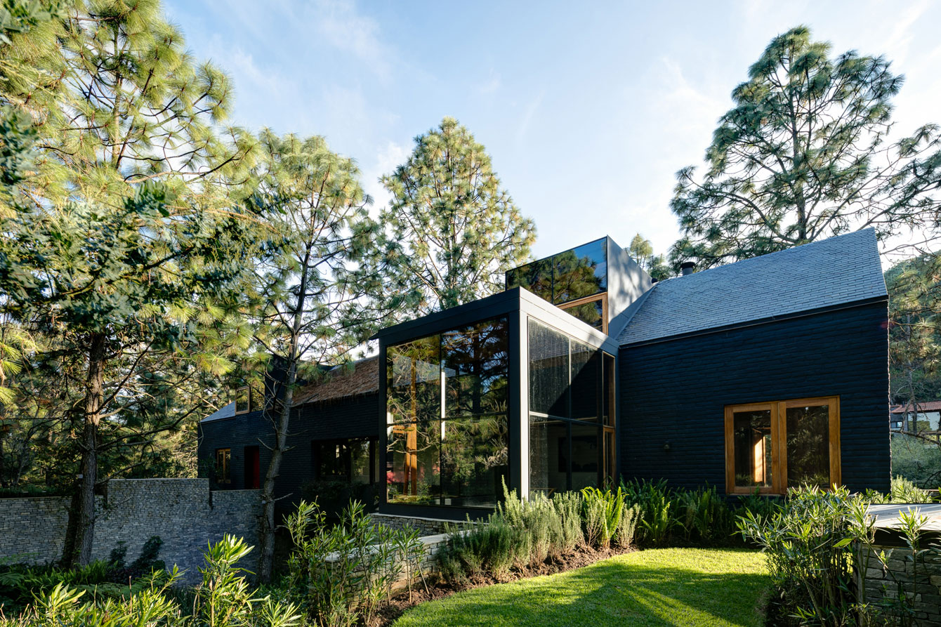 A Spacious Home with a Modern Take of Traditional Elements in the Forest of Tapalpa, Mexico by Andrés Escobar Taller Arquitectónica (1)