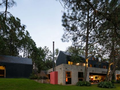 A Spacious Home with a Modern Take of Traditional Elements in the Forest of Tapalpa, Mexico by Andrés Escobar Taller Arquitectónica (11)