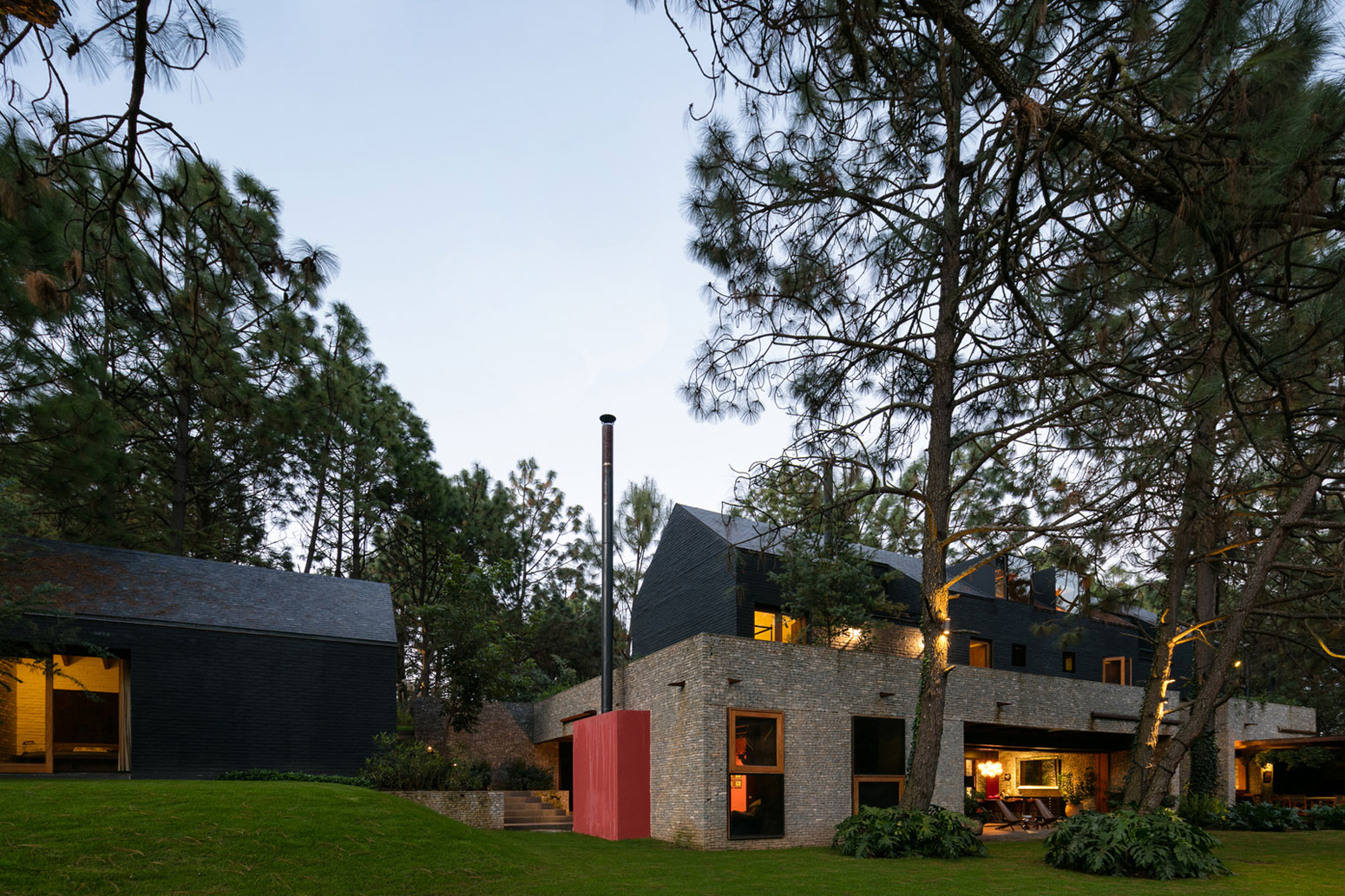 A Spacious Home with a Modern Take of Traditional Elements in the Forest of Tapalpa, Mexico by Andrés Escobar Taller Arquitectónica (11)