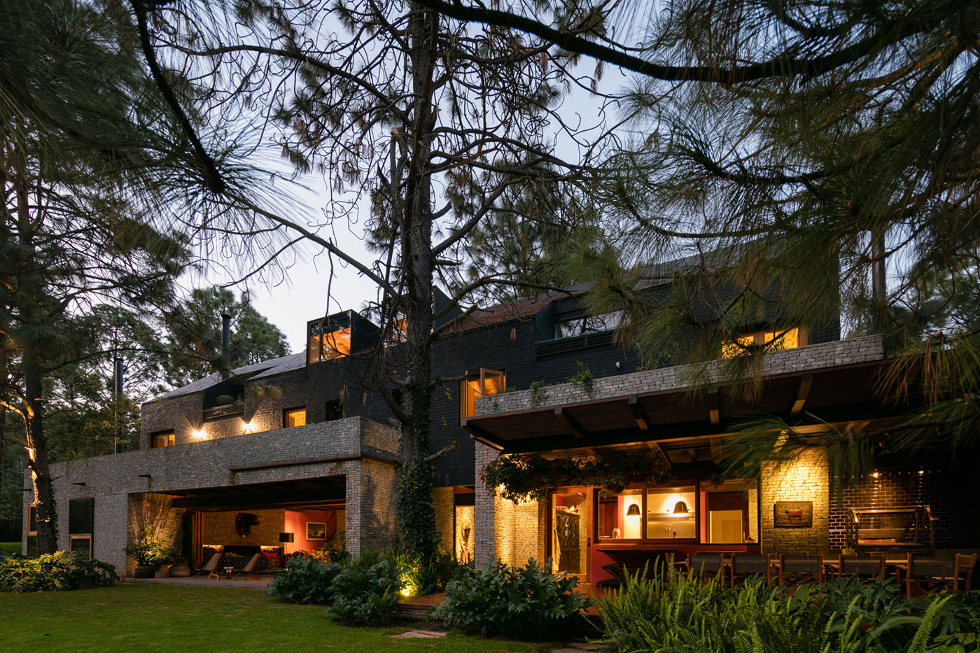 A Spacious Home with a Modern Take of Traditional Elements in the Forest of Tapalpa, Mexico by Andrés Escobar Taller Arquitectónica (12)