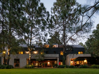 A Spacious Home with a Modern Take of Traditional Elements in the Forest of Tapalpa, Mexico by Andrés Escobar Taller Arquitectónica (13)