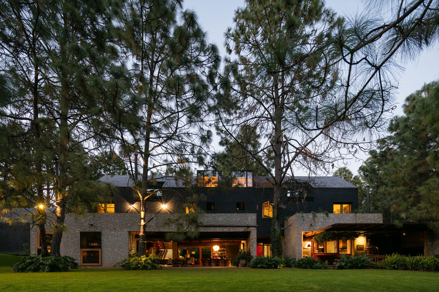A Spacious Home with a Modern Take of Traditional Elements in the Forest of Tapalpa, Mexico by Andrés Escobar Taller Arquitectónica (13)