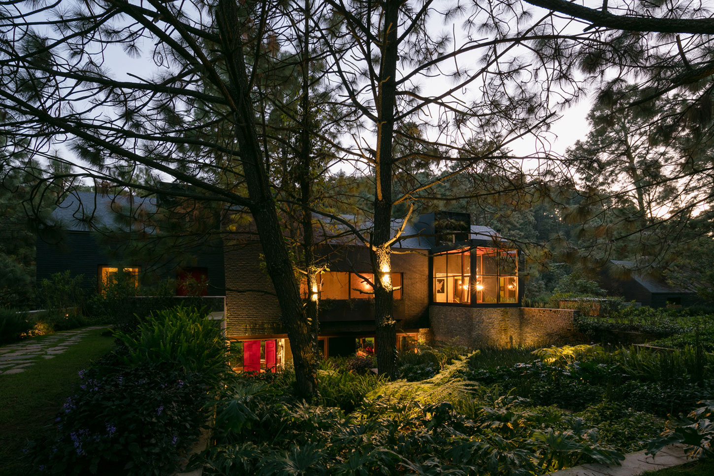 A Spacious Home with a Modern Take of Traditional Elements in the Forest of Tapalpa, Mexico by Andrés Escobar Taller Arquitectónica (14)