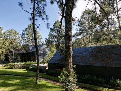 A Spacious Home with a Modern Take of Traditional Elements in the Forest of Tapalpa, Mexico by Andrés Escobar Taller Arquitectónica (2)