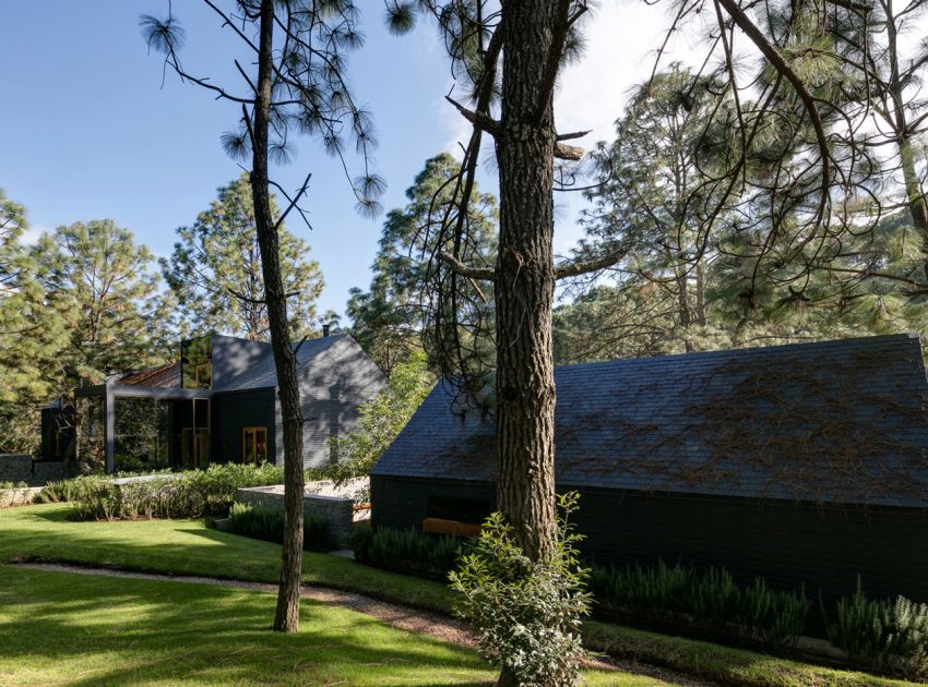 A Spacious Home with a Modern Take of Traditional Elements in the Forest of Tapalpa, Mexico by Andrés Escobar Taller Arquitectónica (2)