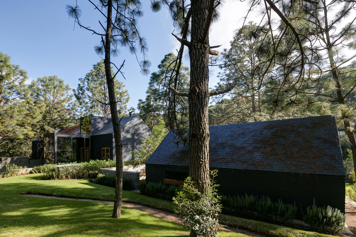 A Spacious Home with a Modern Take of Traditional Elements in the Forest of Tapalpa, Mexico by Andrés Escobar Taller Arquitectónica (2)