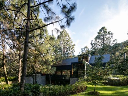 A Spacious Home with a Modern Take of Traditional Elements in the Forest of Tapalpa, Mexico by Andrés Escobar Taller Arquitectónica (3)