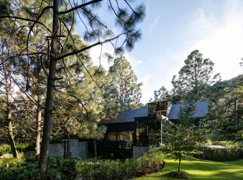 A Spacious Home with a Modern Take of Traditional Elements in the Forest of Tapalpa, Mexico by Andrés Escobar Taller Arquitectónica (3)