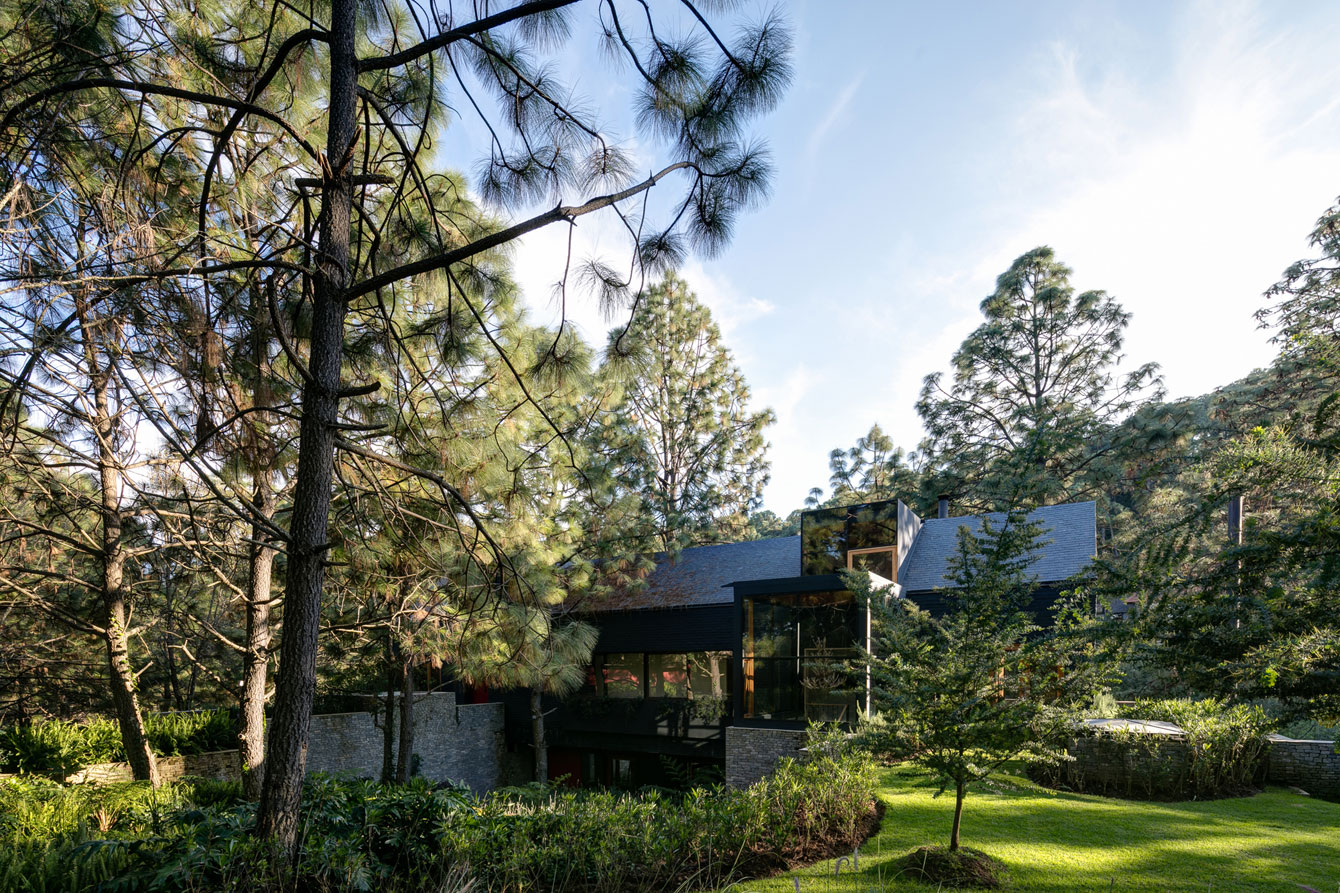 A Spacious Home with a Modern Take of Traditional Elements in the Forest of Tapalpa, Mexico by Andrés Escobar Taller Arquitectónica (3)